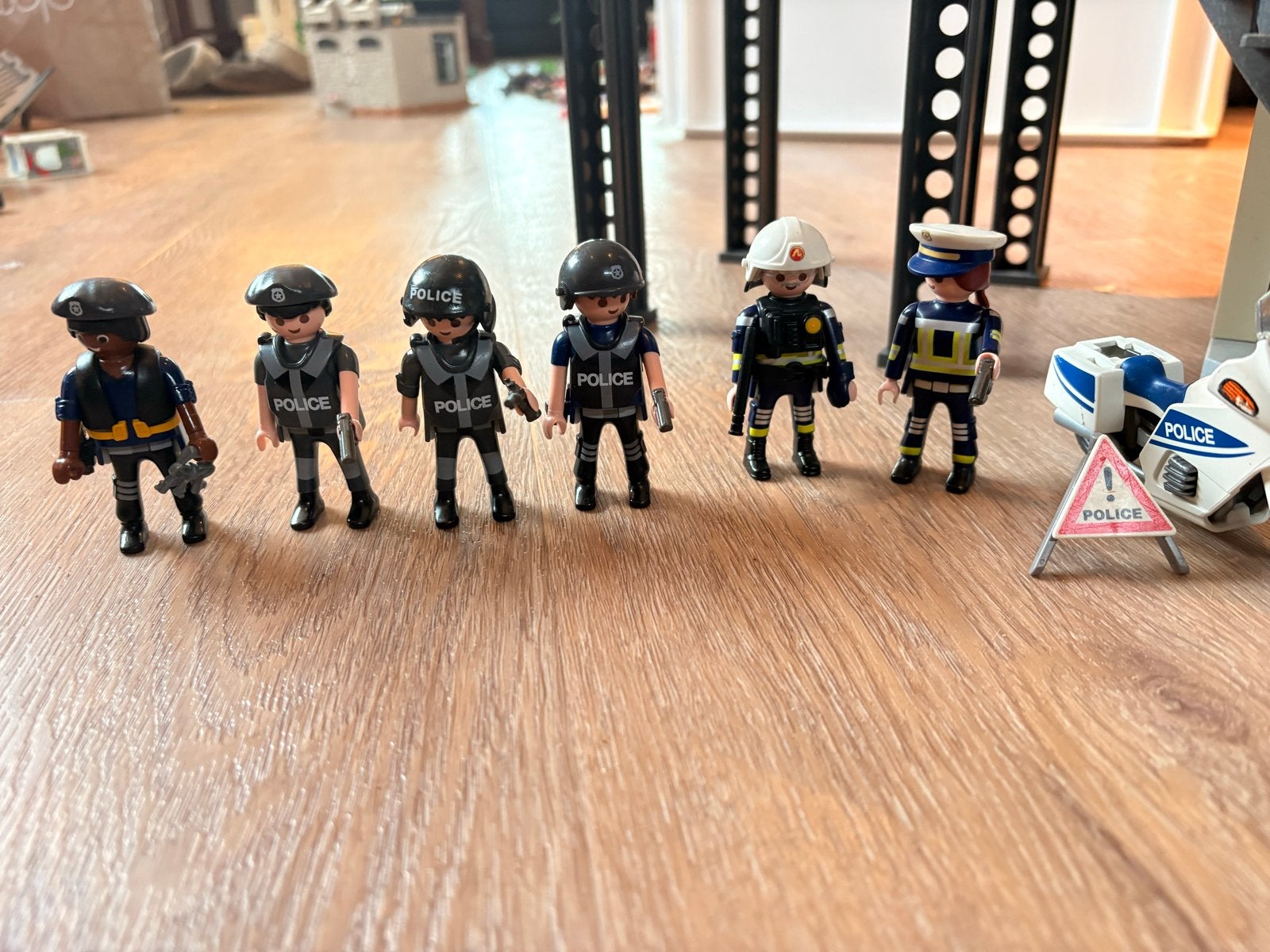 Foto 7 van Grote Playmobil Politie Set: Bureau, Voertuigen & Figuren