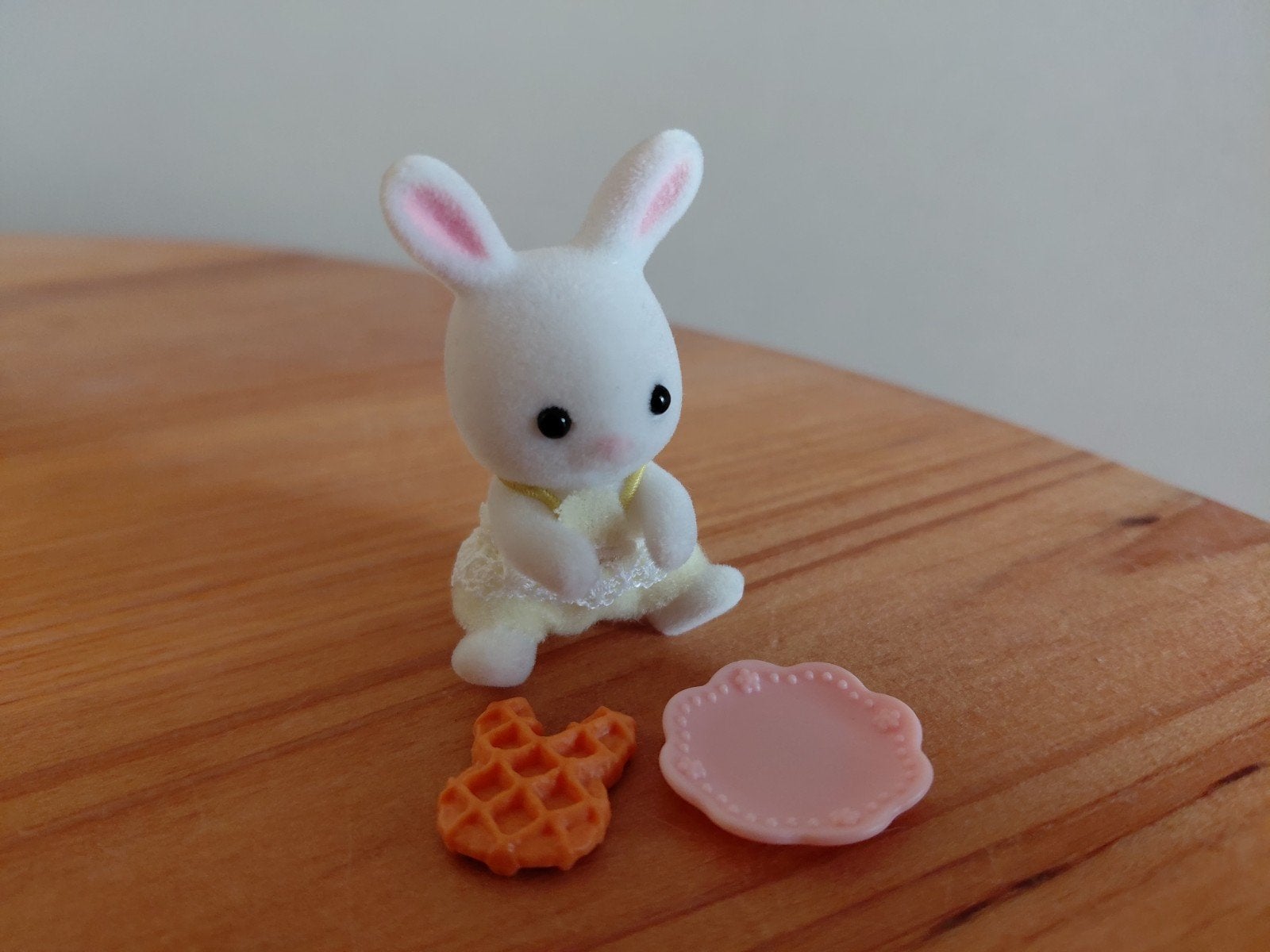 Sylvanian Families zittend konijntje/wit/compleet/verrassing, Ophalen of Verzenden, Zo goed als nieuw