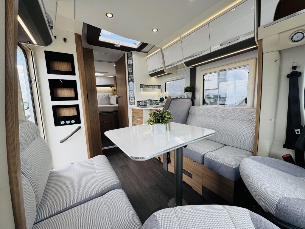 Adria Matrix Plus 670 DC Queensbed Hefbed Omvormer 2021, Afzuigkap, Bedrijf, Stra?ka cesta 50, 8000 Novo mesto, Slovenië, Adria