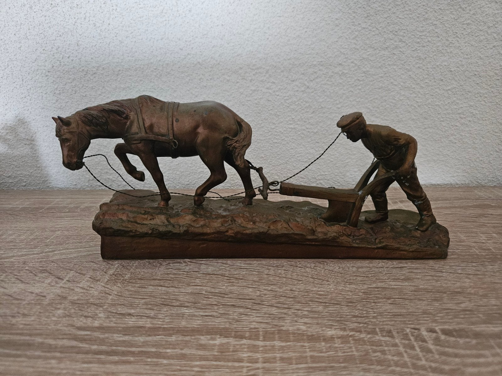 Vintage bronzen beeld: Boer met paard en ploeg, Antiek en Kunst, Ophalen of Verzenden, 20 - 50 cm, Scène, Beeld