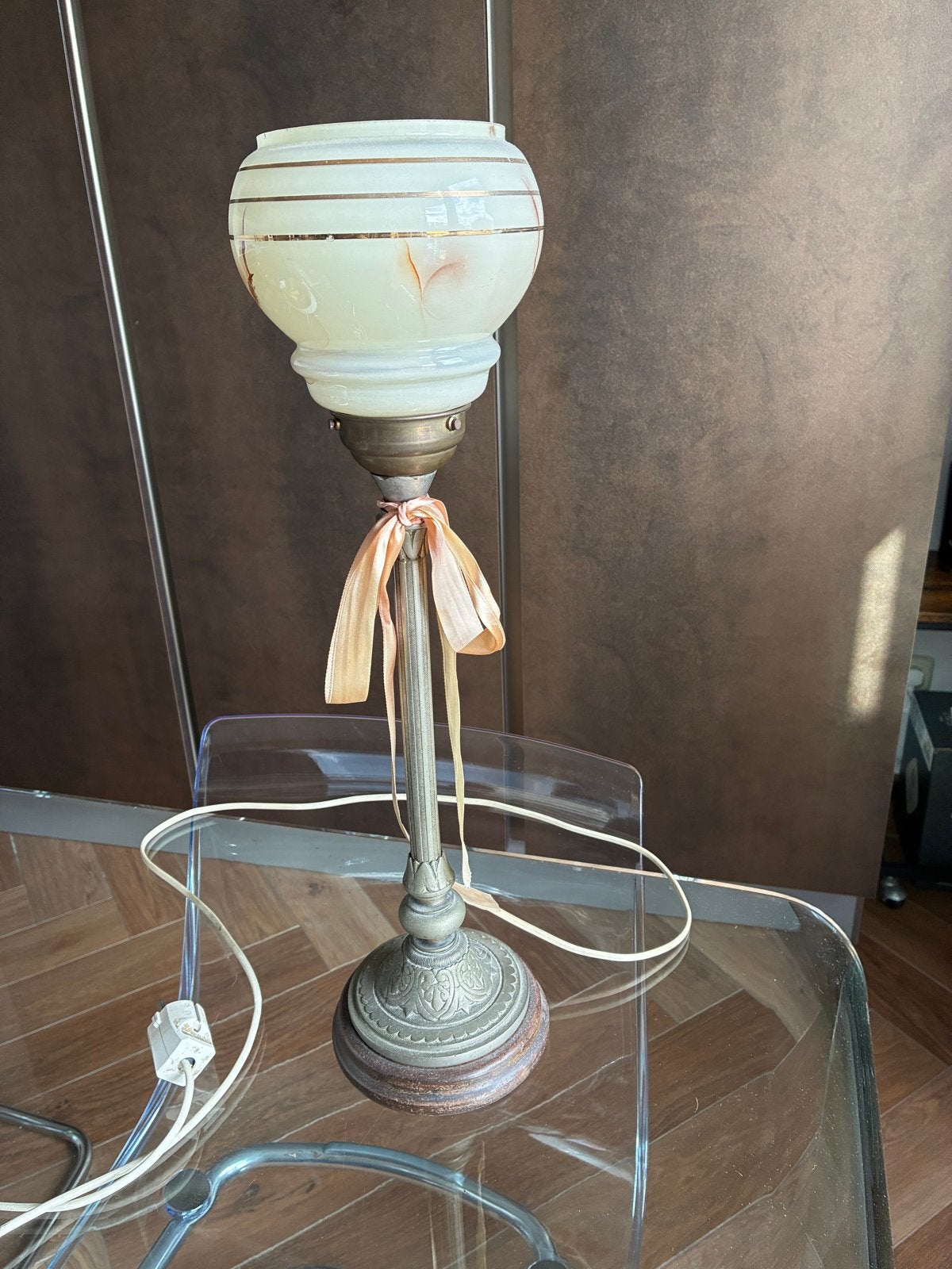 Antieke tafellamp met glazen kap en decoratieve voet, Antiek en Kunst, Ophalen