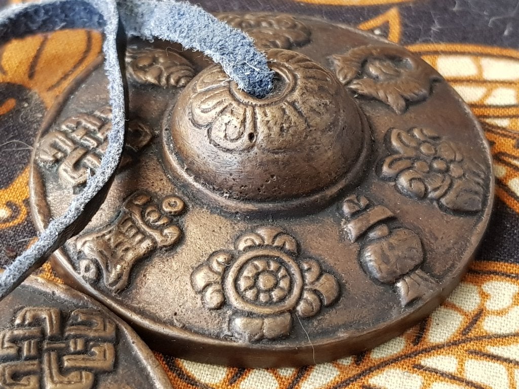 Mooi stel oude Oosterse Tingsha`s of bellen van brons 6,2 cm, Antiek en Kunst, Ophalen of Verzenden, Ritueel object, Handgemaakt