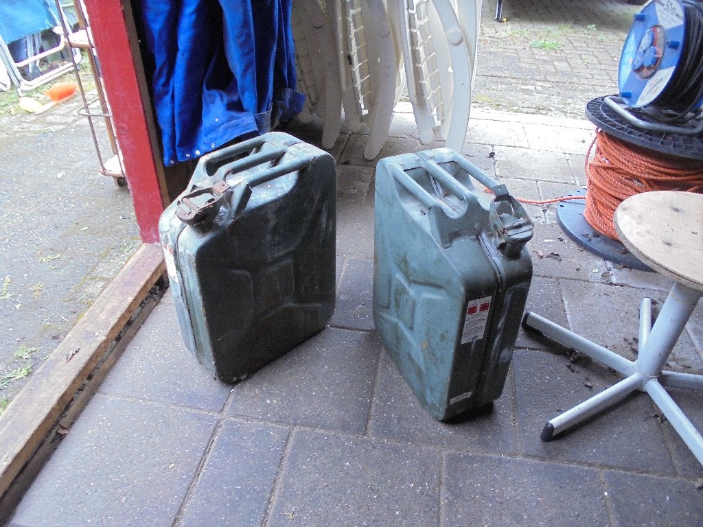 twee Yerriecannen, Ophalen