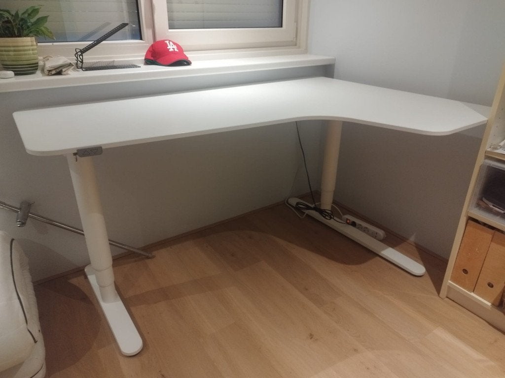 elektrisch hoek bureau, Huis en Inrichting, Bureaus, Gebruikt, Hoekbureau, IKEA, Modern, Hout, Wit, Elektrisch, In hoogte verstelbaar