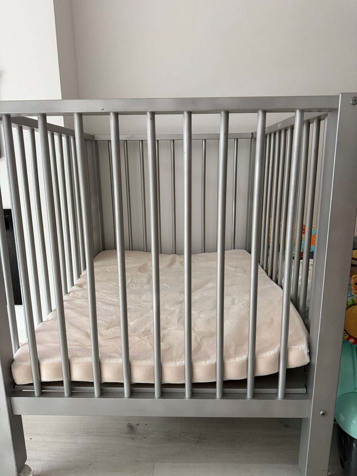 Compact grijs babybedje met matras, Kinderen en Baby's, Babywiegjes en Ledikanten, Ophalen, Gebruikt, Ledikant