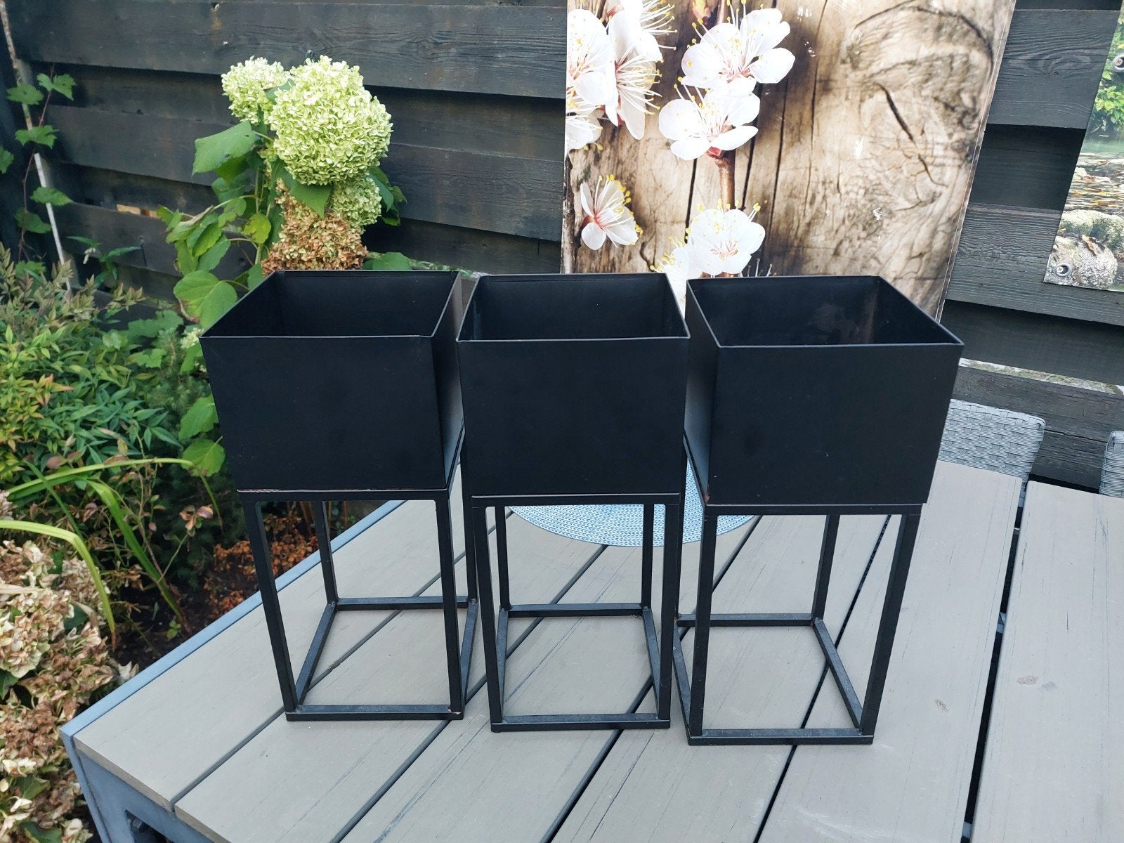 Set van 3 zwarte metalen plantenbakken op standaard, Minder dan 60 cm, Vierkant, Ophalen of Verzenden, Zo goed als nieuw