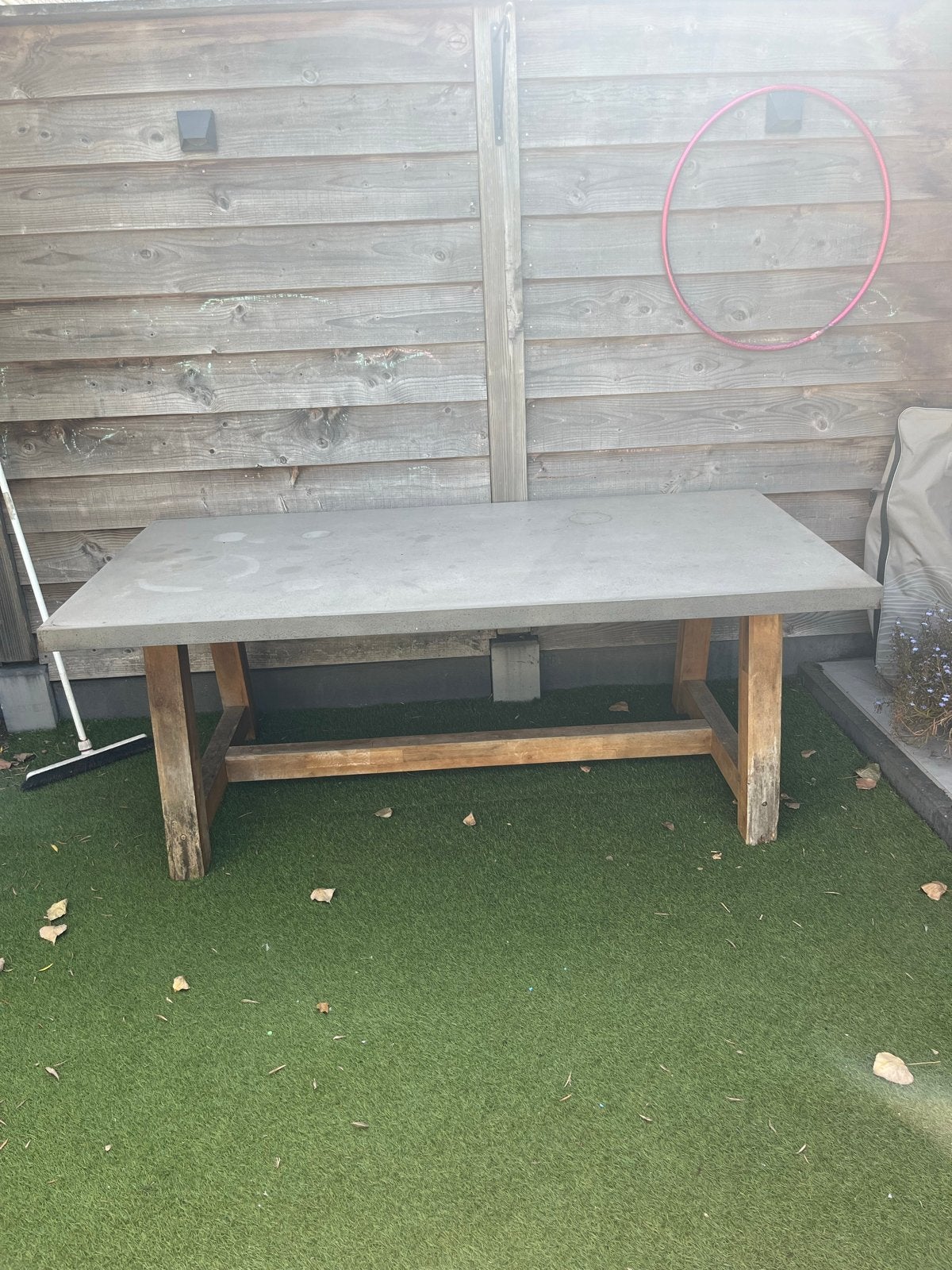Gratis tuintafel met betonnen blad en houten onderstel, Ophalen, Gebruikt, Rechthoekig, Hout