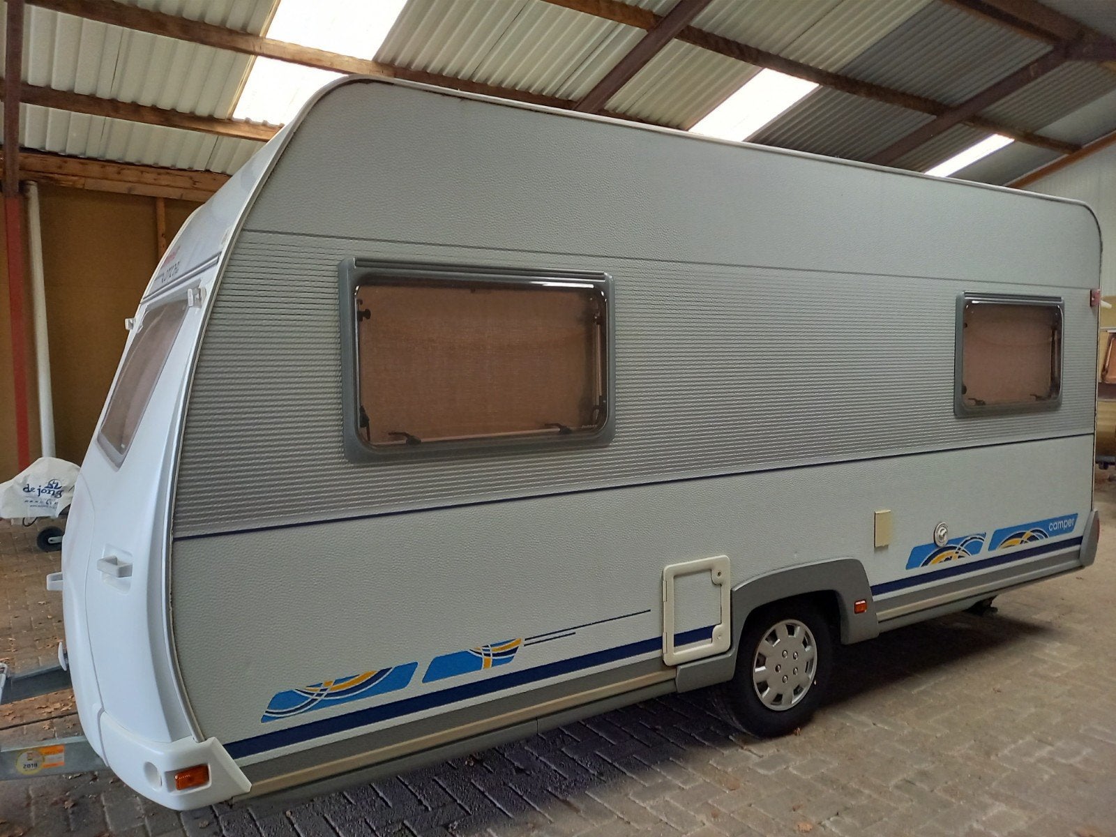 Dethleffs Camper - Ruime en complete caravan + fietsendrager, Vast bed, Rondzit, Particulier, Koelkast