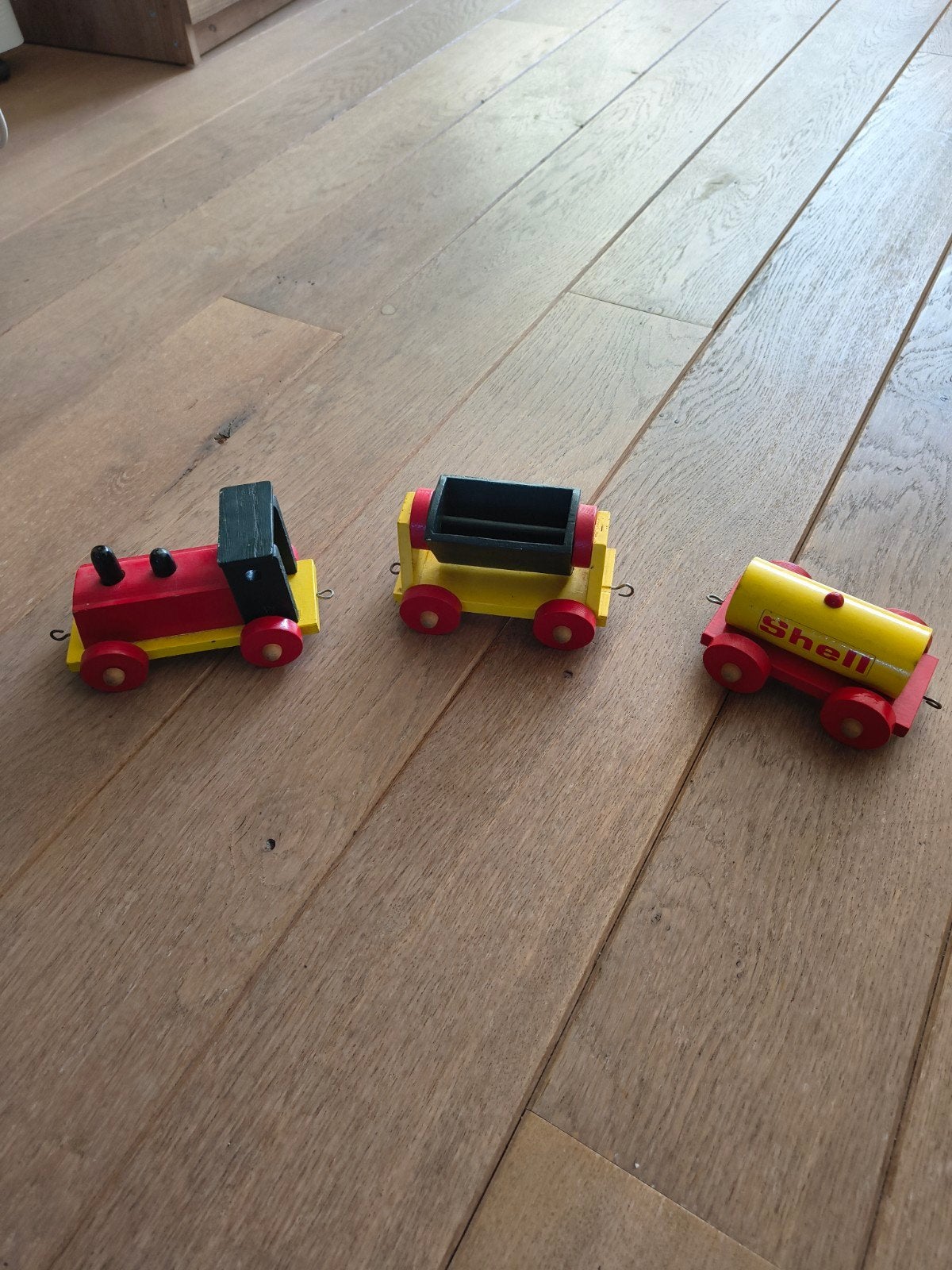 houten trein lokomotief met 2 wagens SHELL, Ophalen