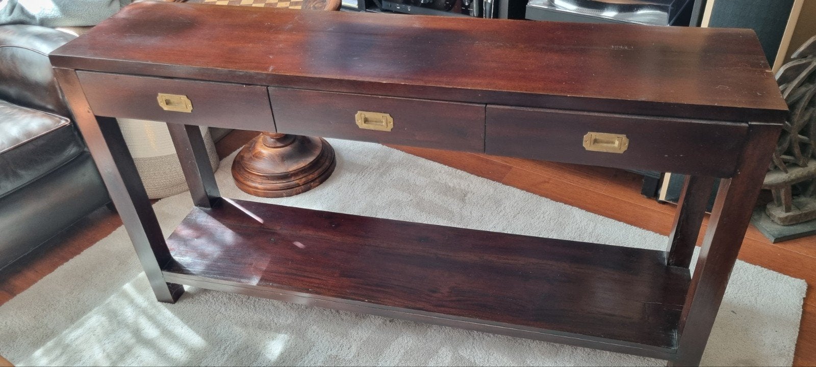 Donkerbruine bijzettafel met lades en opbergplank, Huis en Inrichting, Ophalen, Gebruikt, Klassiek, Koloniaal, Teakhout