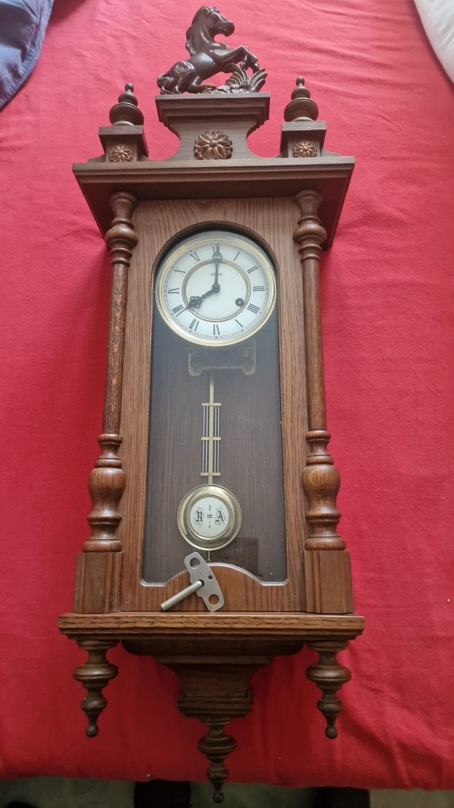 Dit is een klassieke Duitse regulateur-wandklok,, Ophalen
