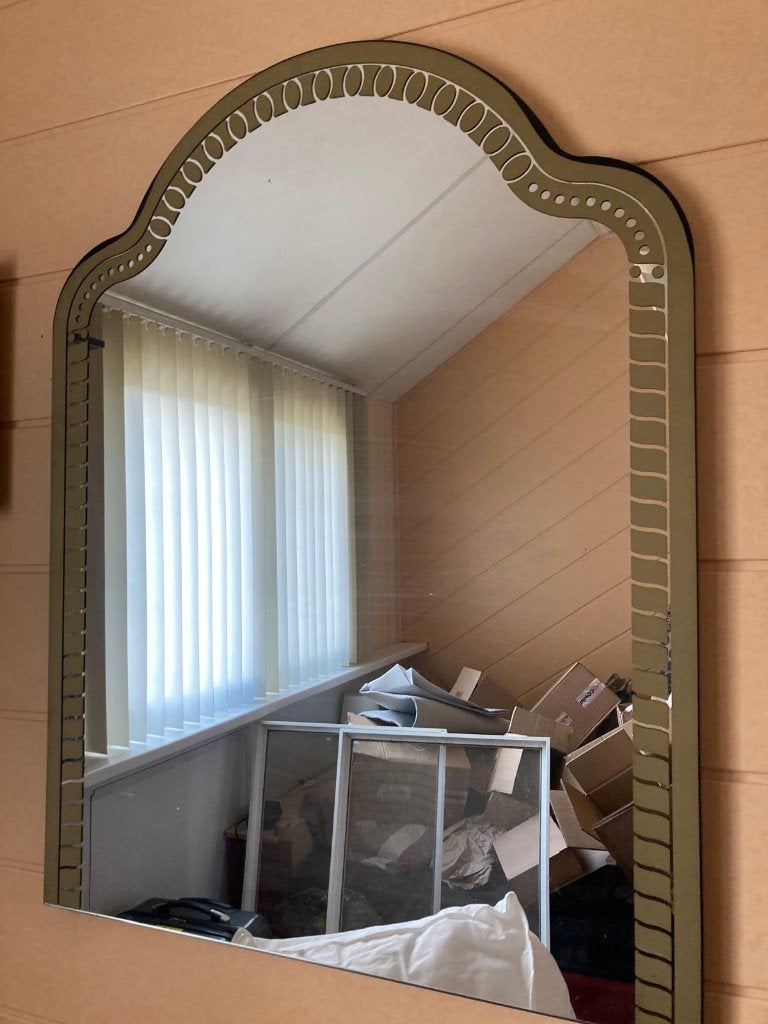 Art Deco Spiegel met Gebogen Bovenkant en Gouden Spiegelrand, Huis en Inrichting, Woonaccessoires | Spiegels, Ophalen, 100 tot 150 cm