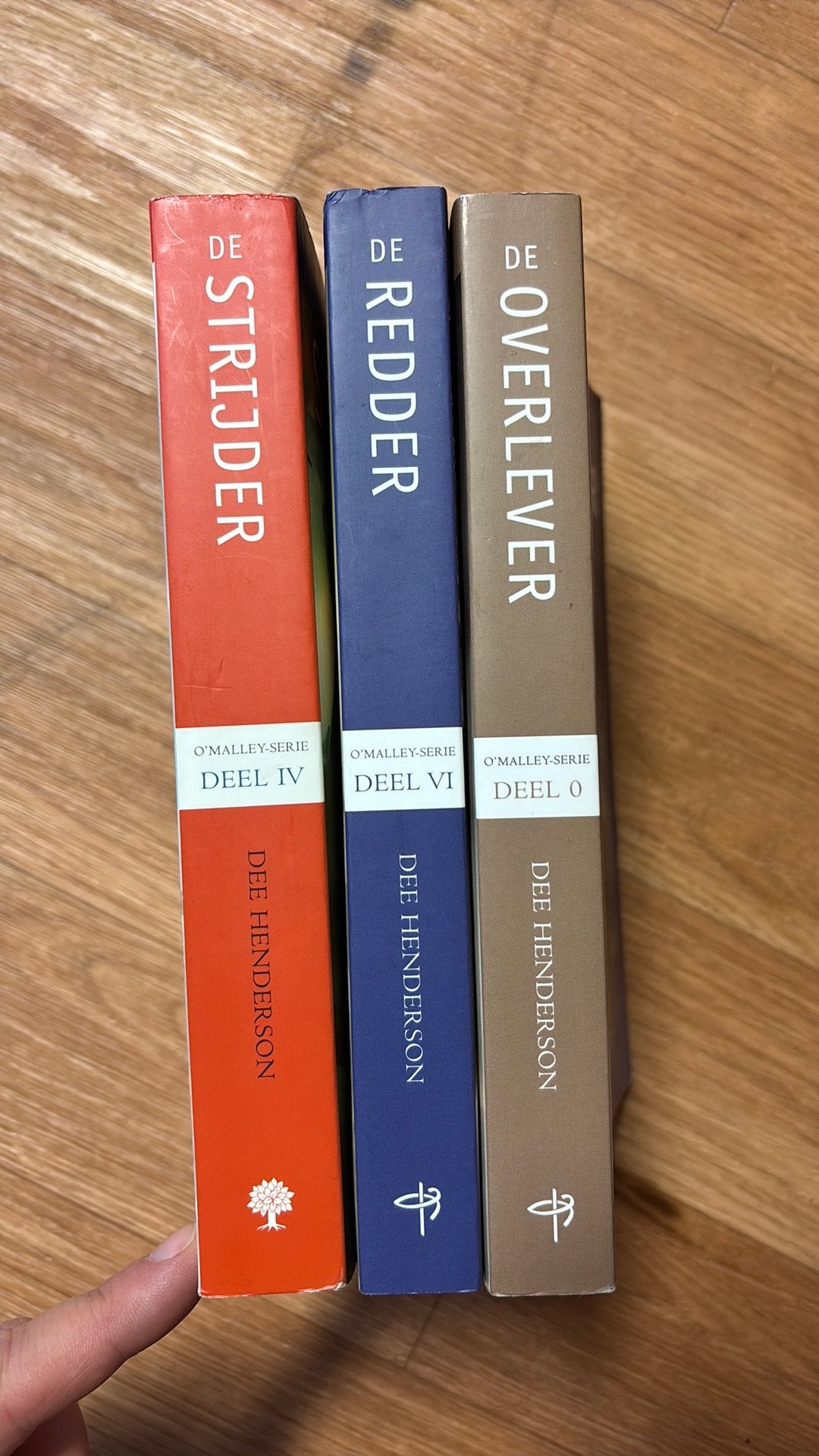 Dee Henderson - 4 de Strijder, 6 de Redder, 0 de Overlever, Boeken, Ophalen of Verzenden, Gelezen, Nederland