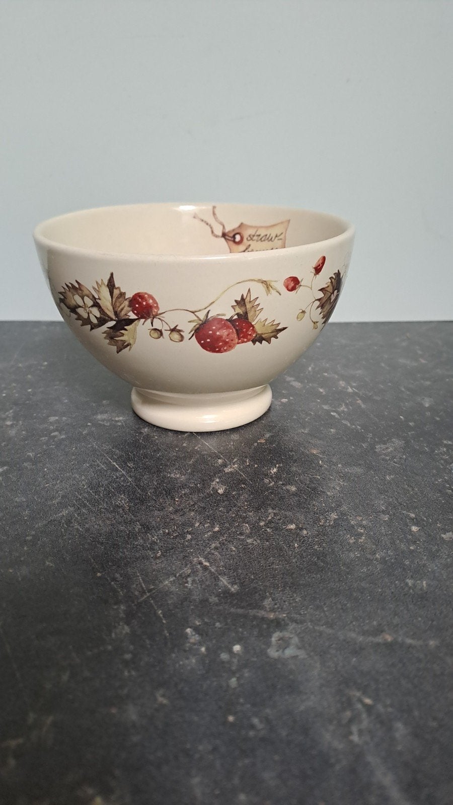 Schaaltje, Aardbeien,Jet., Ophalen of Verzenden, Overige stijlen, Aardewerk, Schaal of Schalen