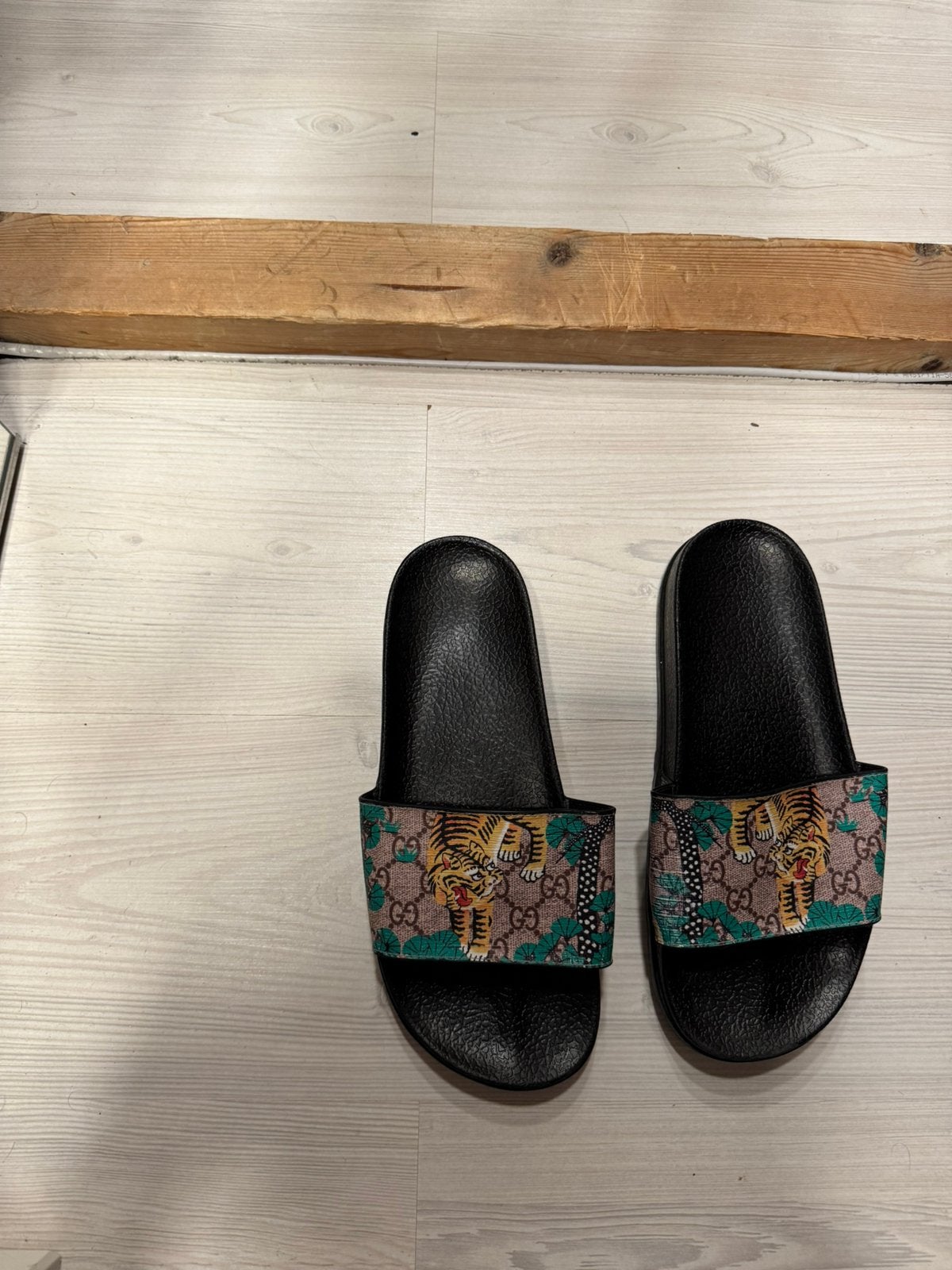 Gucci tiger flip flops maat 44, Slippers, Overige kleuren, Ophalen of Verzenden, Zo goed als nieuw