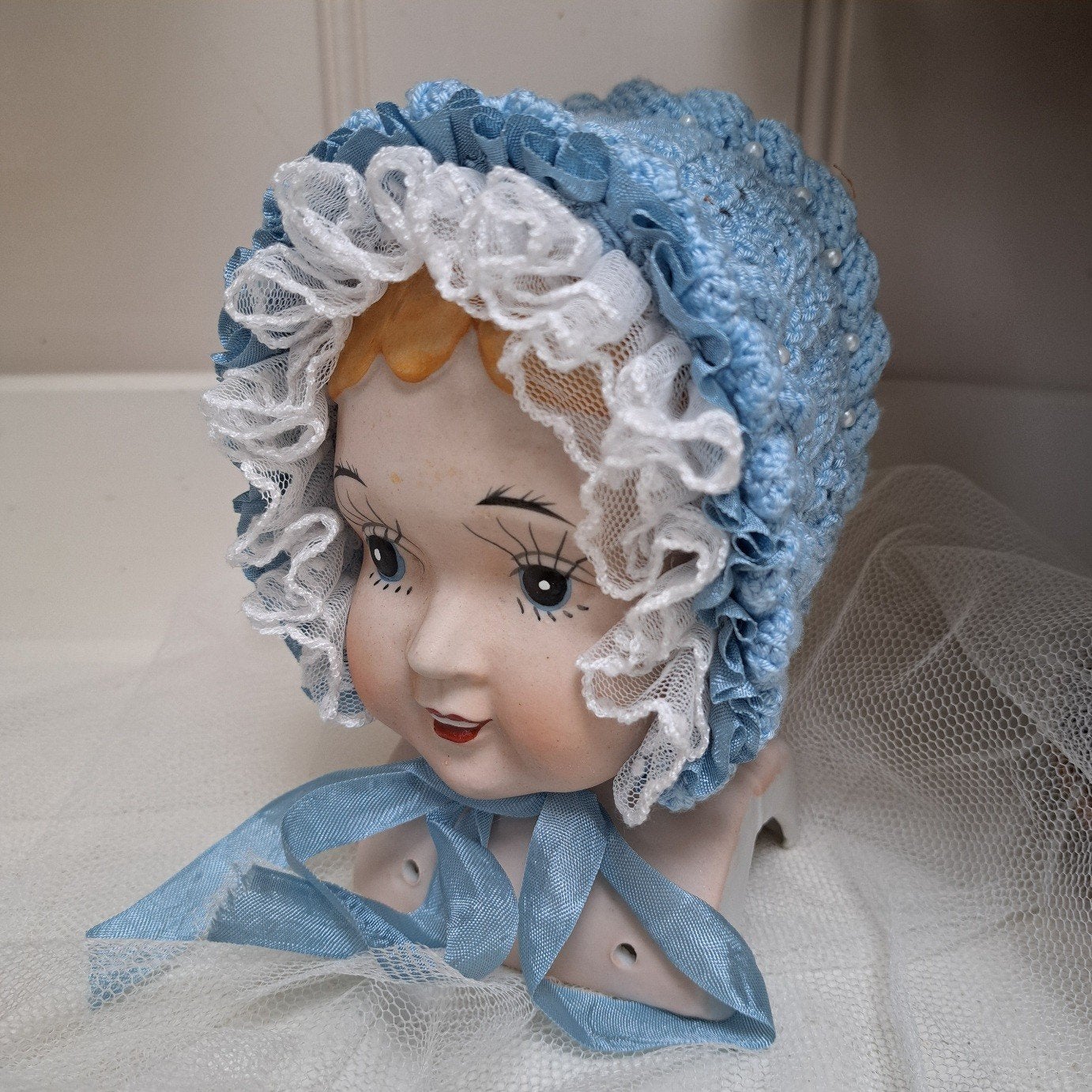Hand gebreid Brocante Poppen muts NIEUW met Kant Kraaltjes, Antiek en Kunst, Ophalen of Verzenden