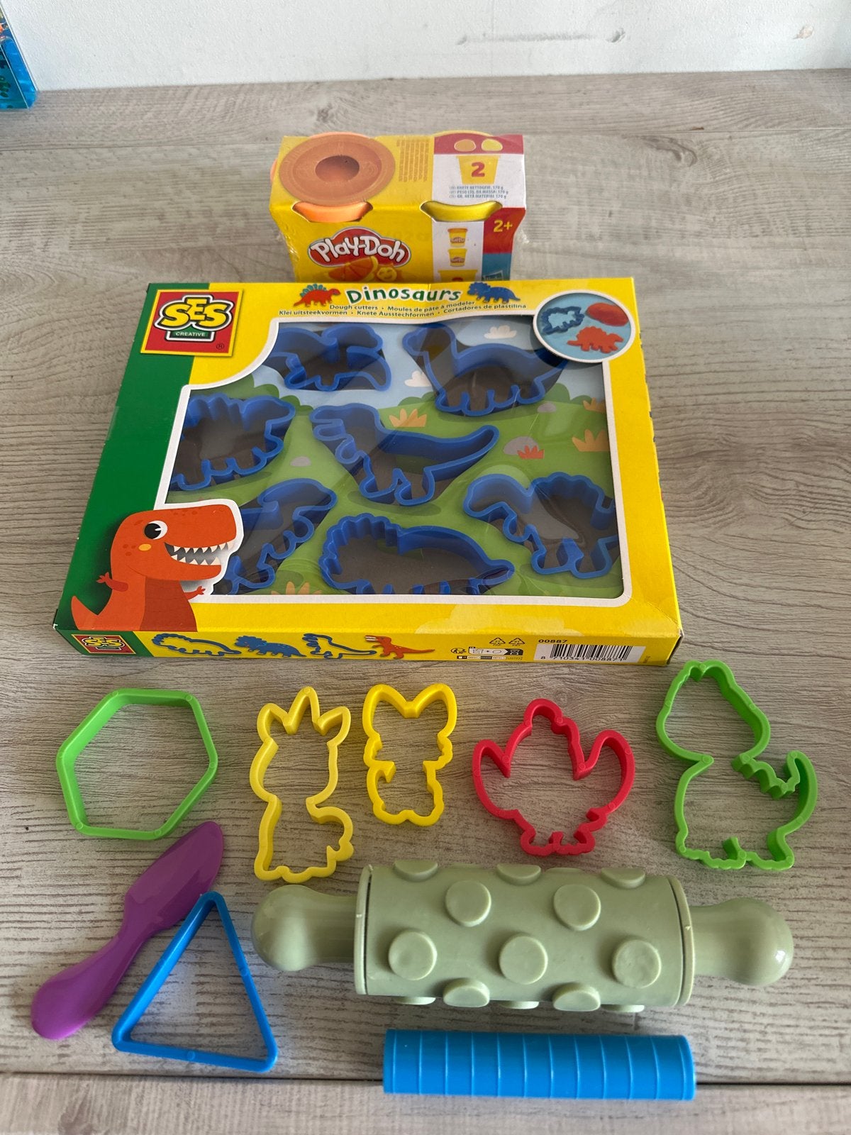 Kleiset met dinosaurus figuurtjes en nieuwe klei, Ophalen of Verzenden, Gebruikt, Knutselen