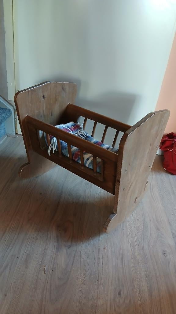 Houten poppenwieg, Kinderen en Baby's, Speelgoed | Houten speelgoed, Ophalen, Zo goed als nieuw