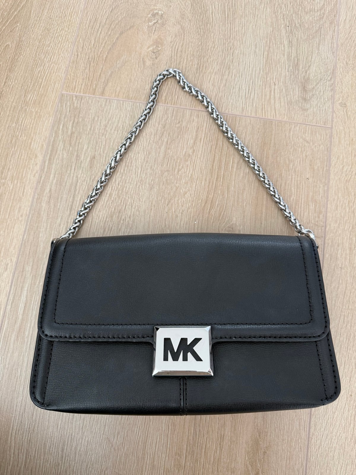 Michael Kors Zwarte Schoudertasje met Zilveren Ketting, Ophalen of Verzenden, Zo goed als nieuw, Zwart, Schoudertasje