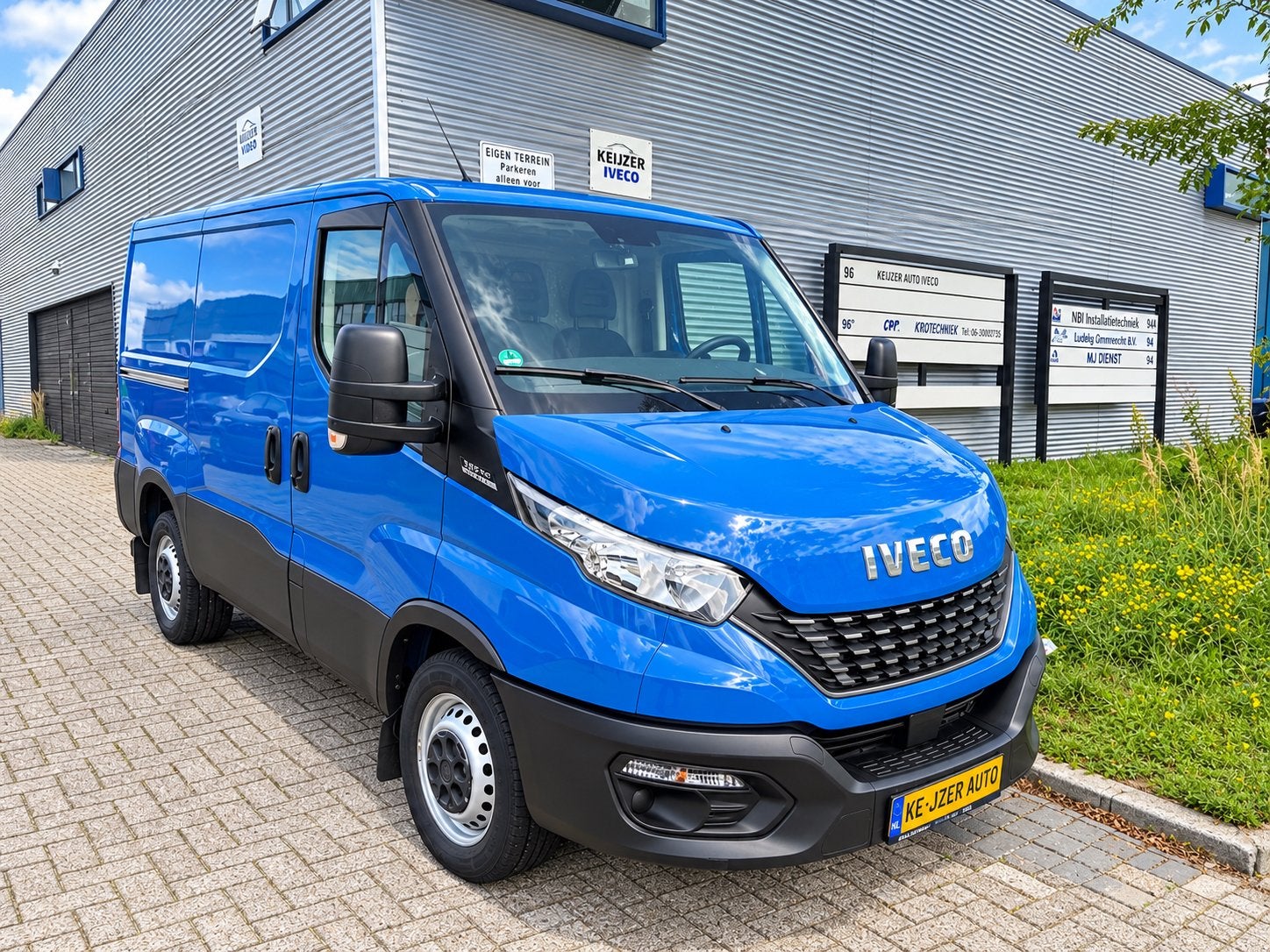 Iveco Daily 35S14v L1H1 Auto8 Trekhaak  3500 kg INRUIL Lease, Auto's, Automaat, Dealer onderhouden, Iveco, Blauw