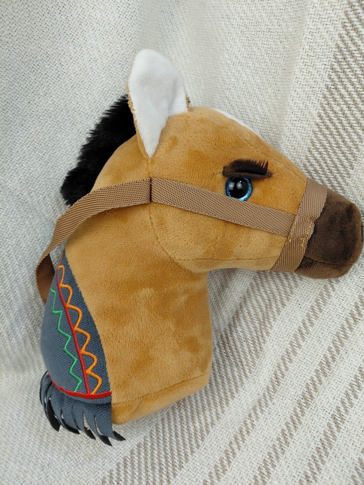 Stokpaardje - Bruin paard met blauwe ogen en versiering, Kinderen en Baby's, Speelgoed | Overig, Ophalen of Verzenden, Zo goed als nieuw