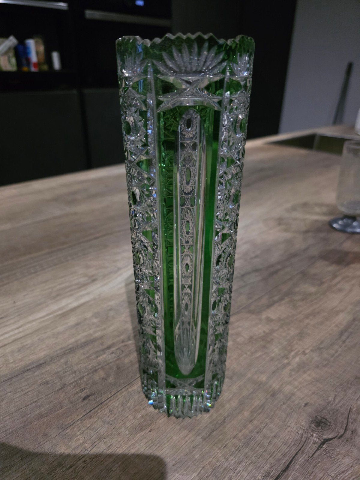 Groene kristallen vaas - 26,5 cm hoog, Antiek en Kunst, Ophalen of Verzenden