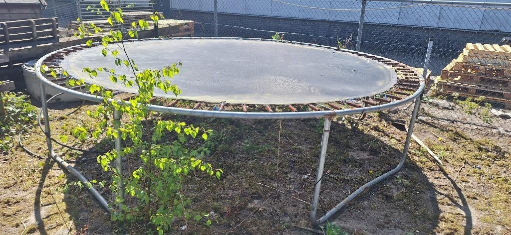 Oude trampoline, Ophalen, Gebruikt
