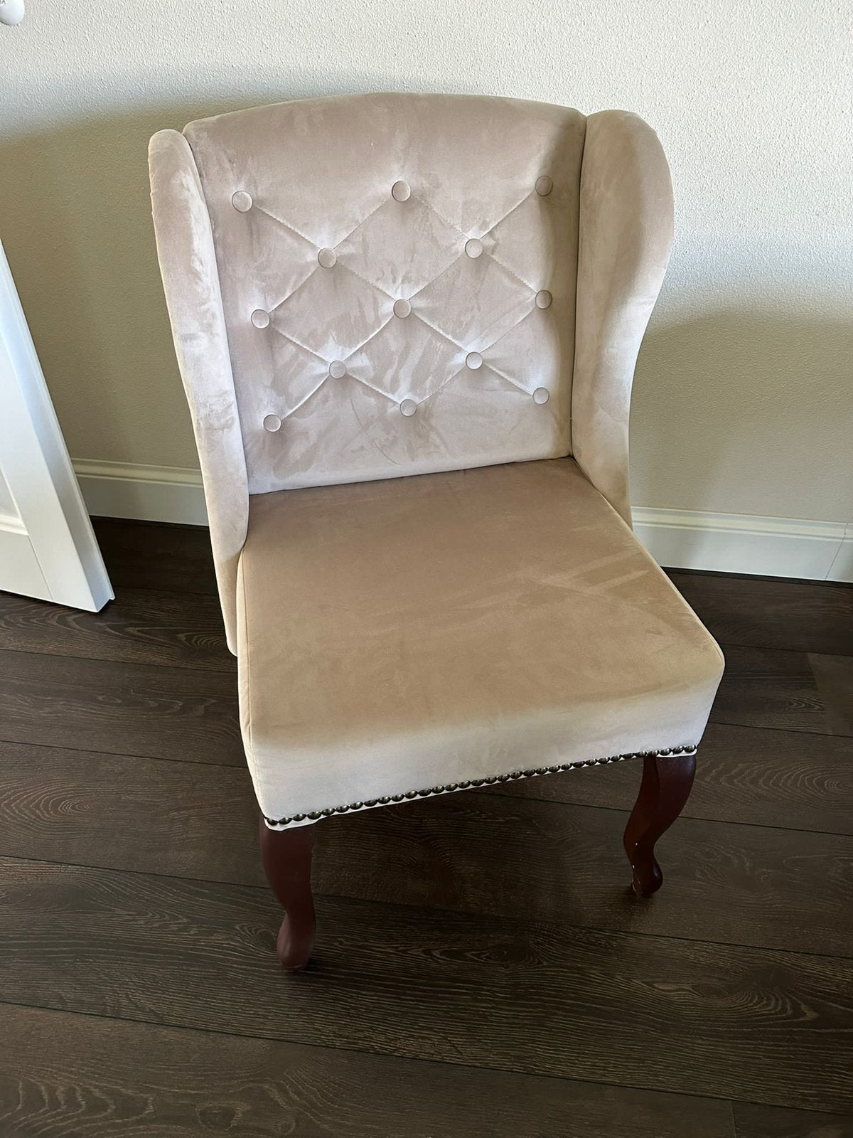 8 luxe eetkamerstoelen beige – capiton & siernagels, Ophalen, Zo goed als nieuw