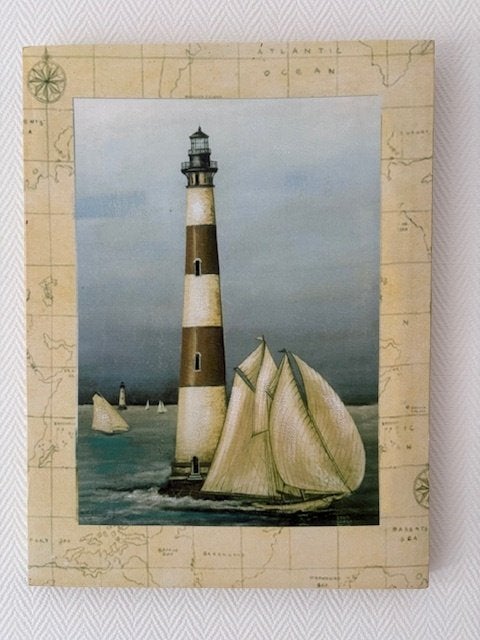 Vuurtoren met zeilboot op canvas/linnen, 41 x 30,5 cm, Minder dan 50 cm, Nieuw, Ophalen of Verzenden, Schilderij