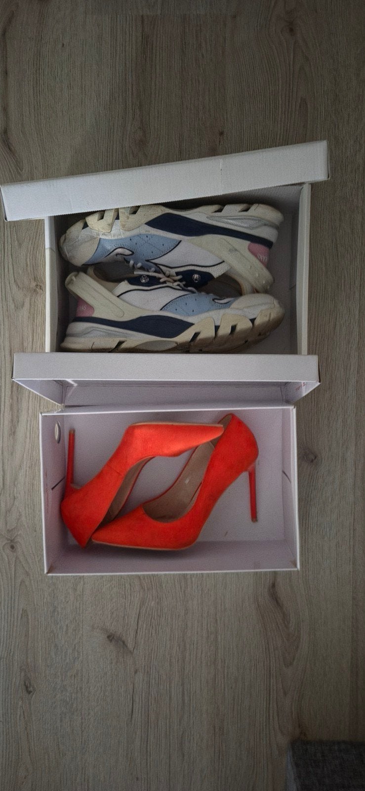 Oranje pumps en blauw-witte sneakers maar 39 Dames, Ophalen of Verzenden, Gedragen, Blauw, Sneakers of Gympen