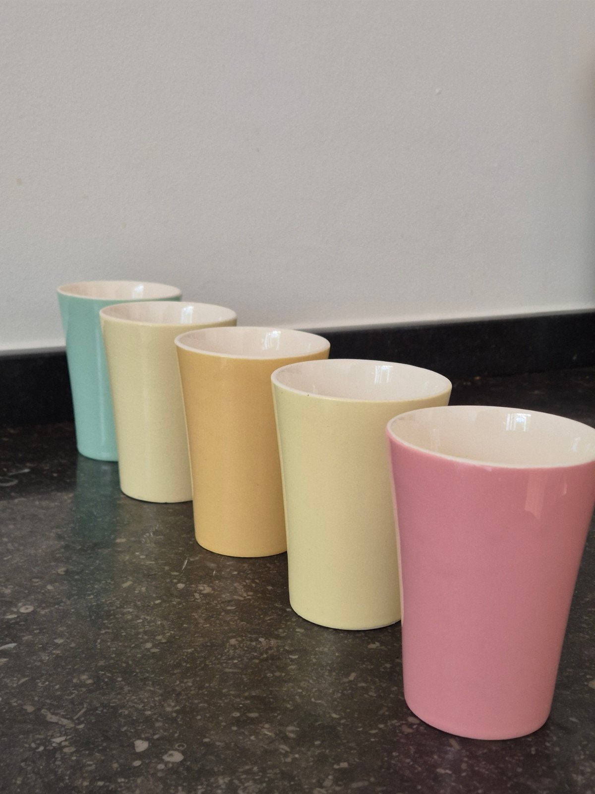 Vintage pastelkleurige melkbekers Petrus Regout, Ophalen of Verzenden, Huis en Inrichting