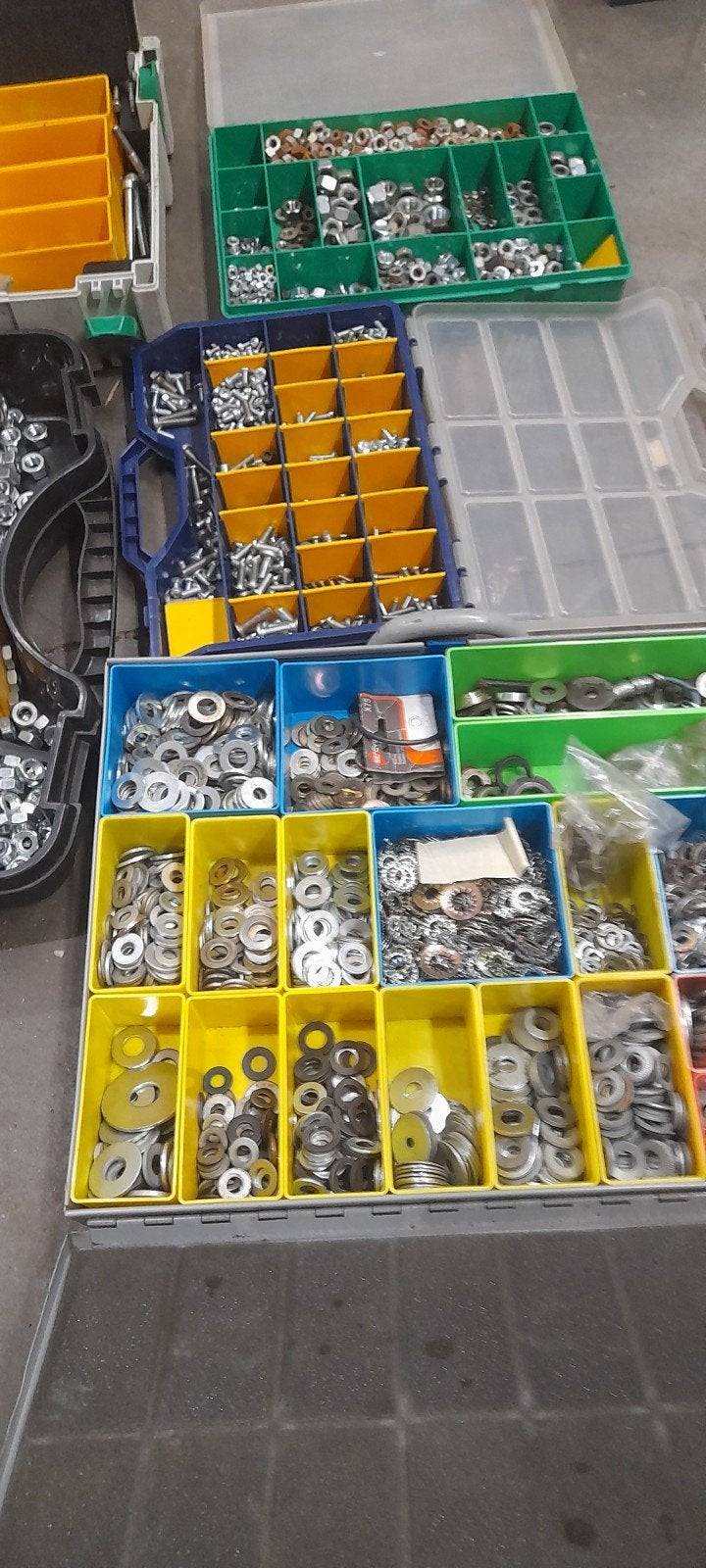 Grote partij bouten, moeren en ringen in sorteerdozen, Doe-het-zelf en Verbouw, IJzerwaren en Bevestigingsmiddelen, Gebruikt, Ophalen of Verzenden
