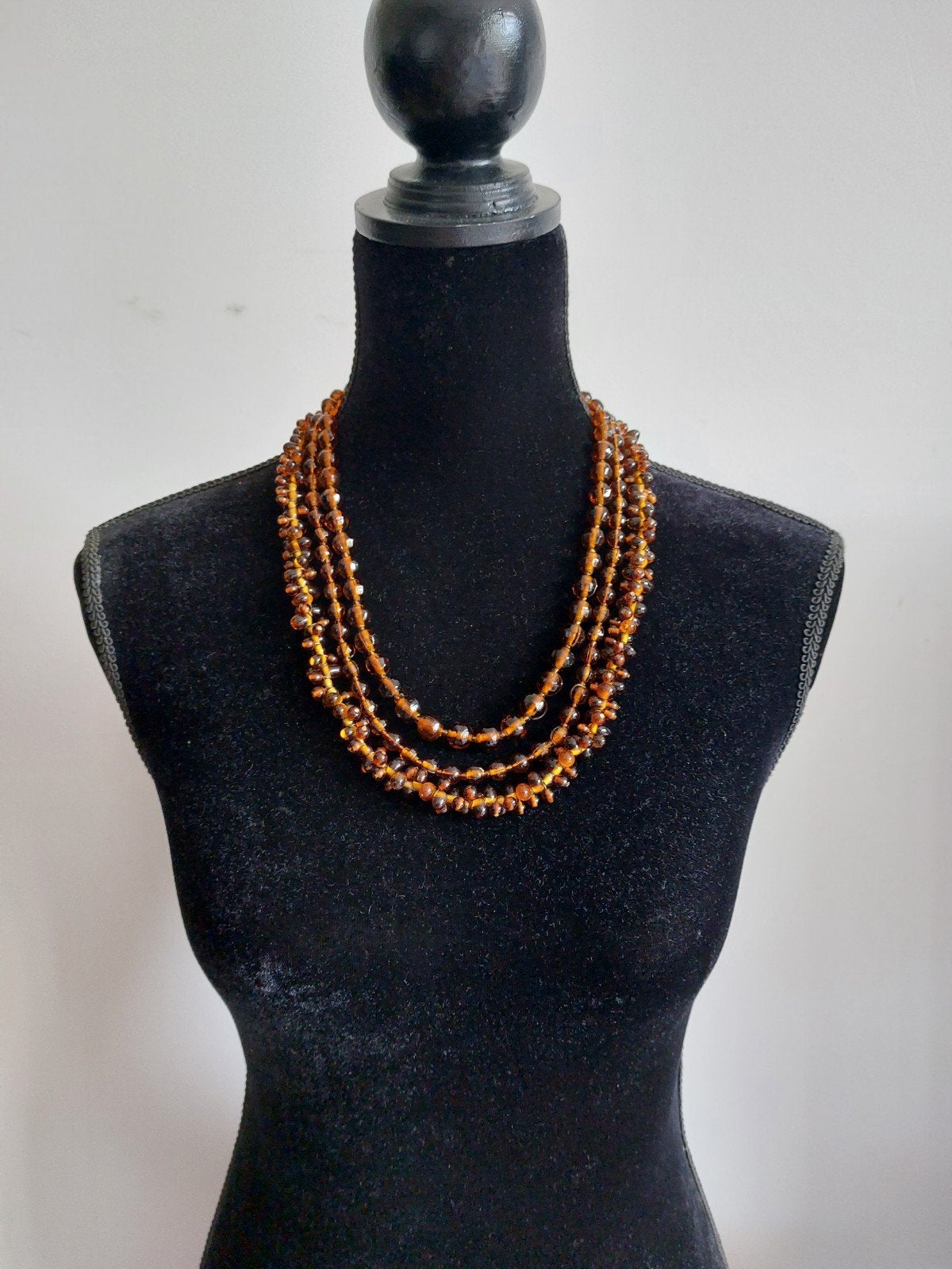 Prachtige, driestrengige, barnsteenkleurige glazen ketting., Sieraden, Tassen en Uiterlijk, Antieke sieraden, Ophalen of Verzenden