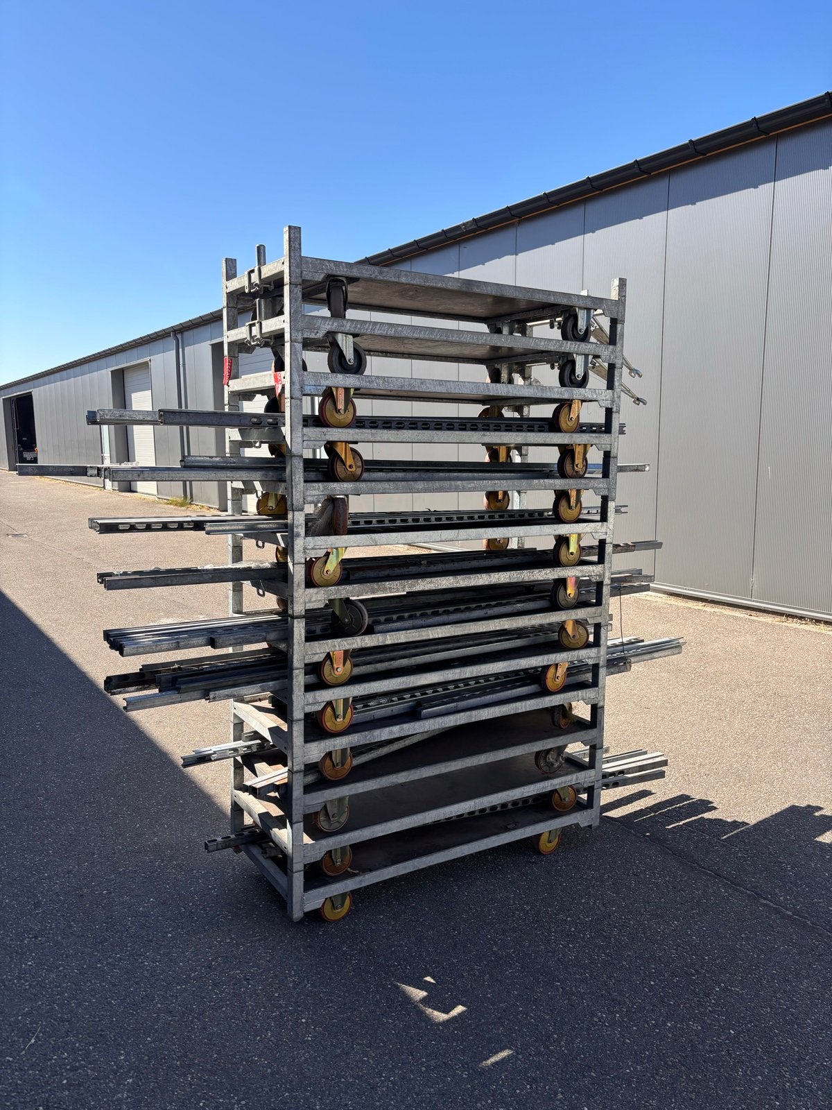 Metalen transportkar met meerdere niveaus, Ophalen
