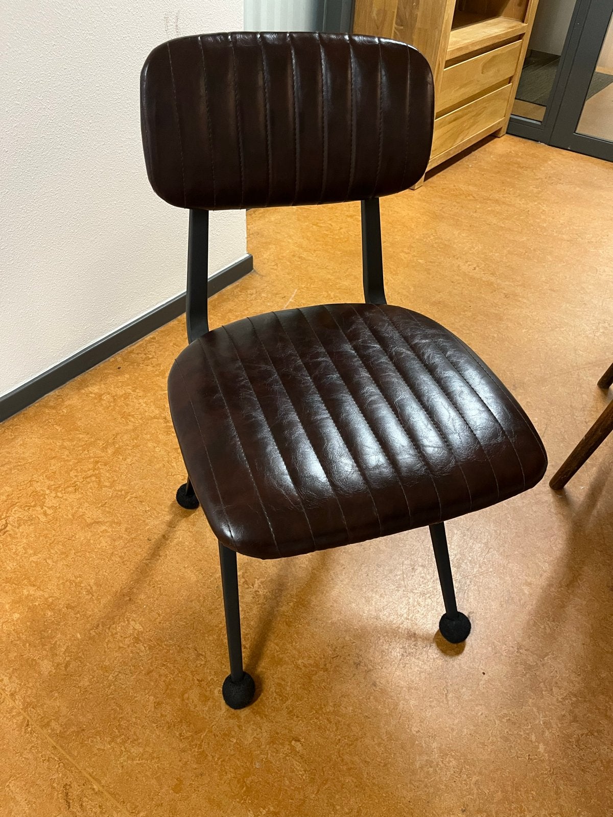 Retro Stoel - Bruin Kunstleer met Zwart Metalen Frame, Kunststof, Gebruikt, Bruin, Ophalen of Verzenden