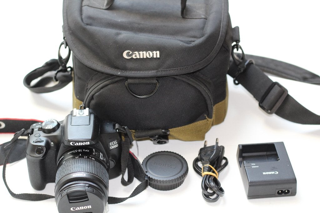 weinig gebruikte Canon 1200D met 18-55 lens en canon tas, Audio, Tv en Foto, Fotocamera's Digitaal, Spiegelreflex, Canon, Zo goed als nieuw