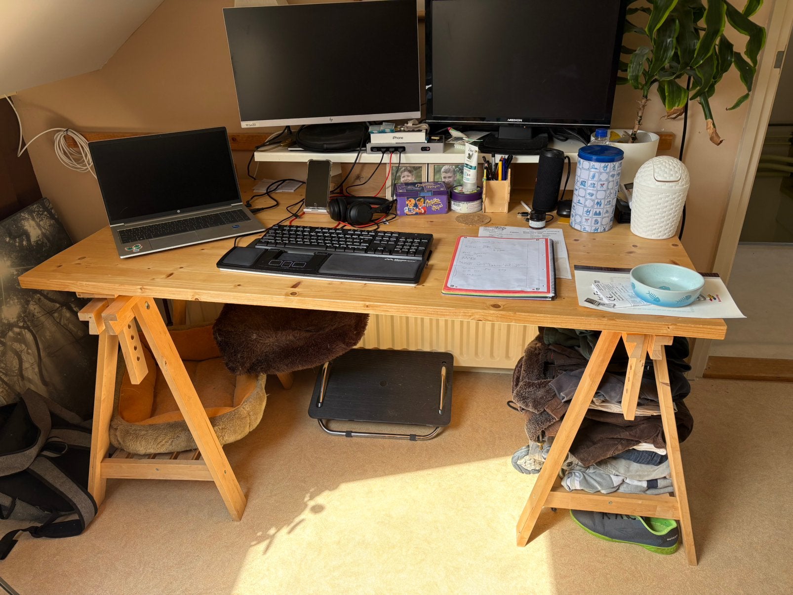 Bureau met IKEA schragen en houten blad, Ophalen, Gebruikt, 150 cm, Hout