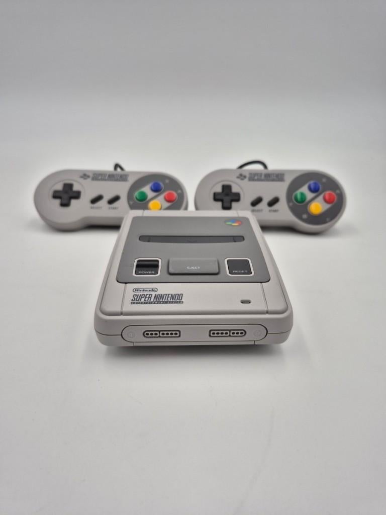 SNES mini met twee controllers €99.95, Verzenden, Op deze SNES mini staan vele classics voorgeïnstalleerd. Uren speelplezier, gemakkelijk dankzij de HDMI aansluiting!