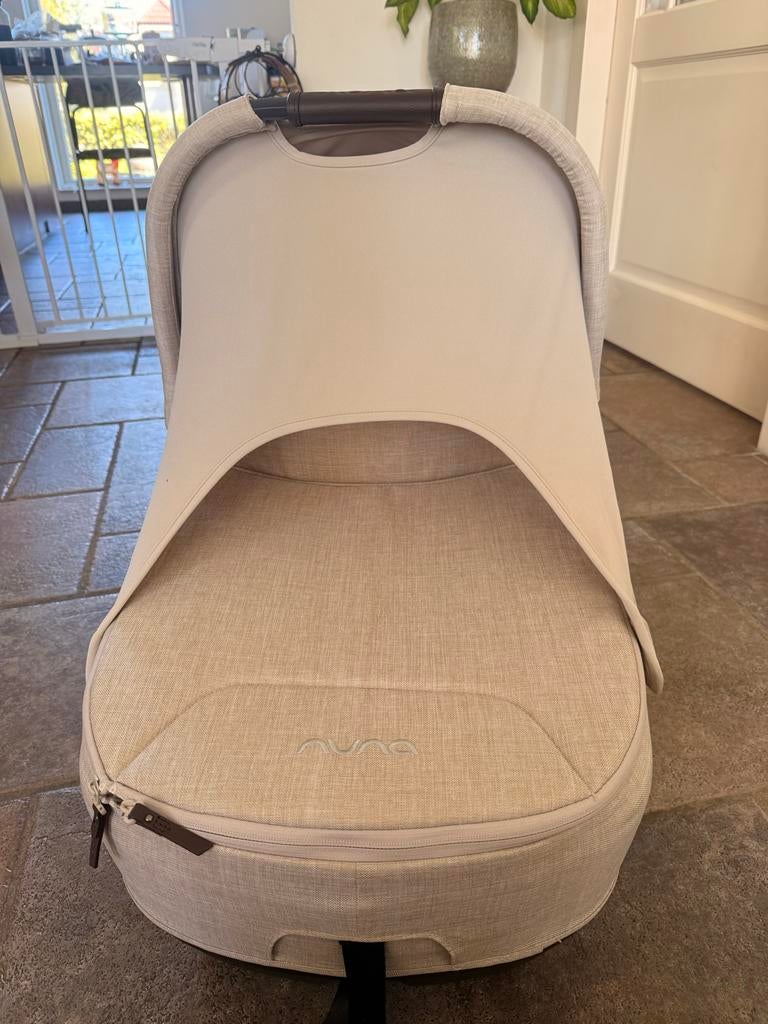 Nuna Cari Next reiswieg/autostoel, Autogordel of Isofix, Slaapstand, Zo goed als nieuw, 0 t/m 13 kg