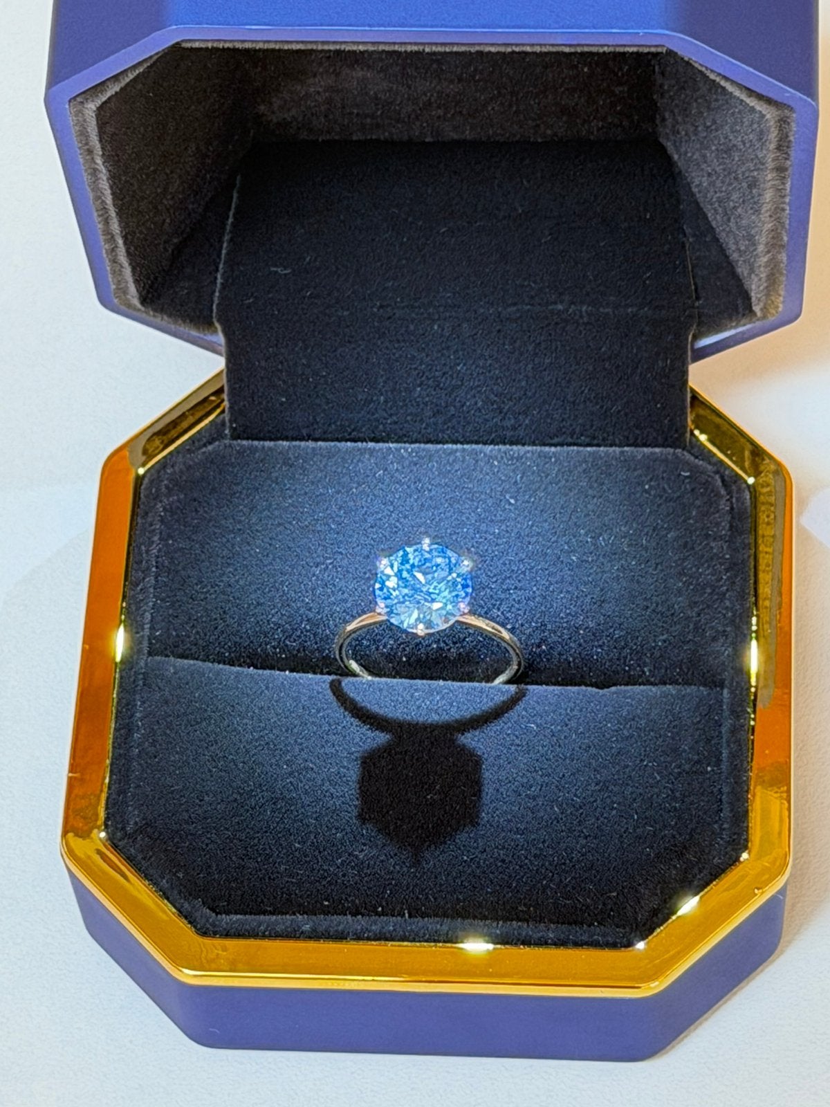 14k geel gouden ring met blauwe diamant van 3.51ct! nieuw!, Blauw, Nieuw, Ophalen of Verzenden, 17 tot 18