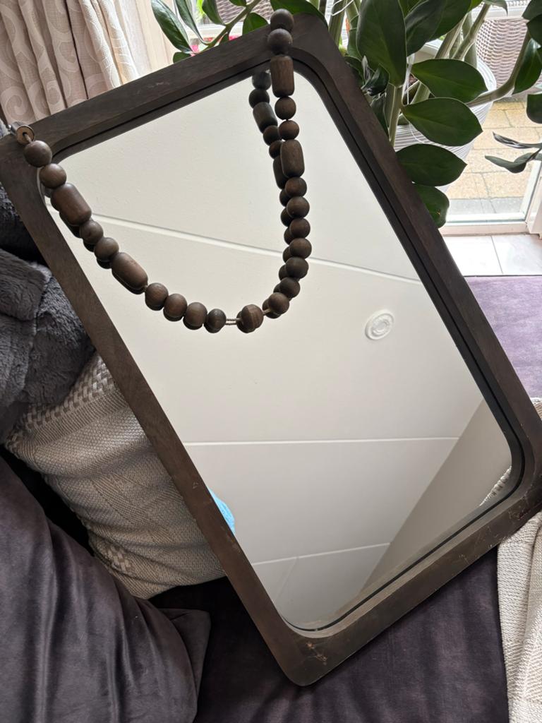 Riviera Maison spiegel met kralen ketting - Hout, bruin, Huis en Inrichting, Woonaccessoires | Spiegels, Minder dan 50 cm, Gebruikt