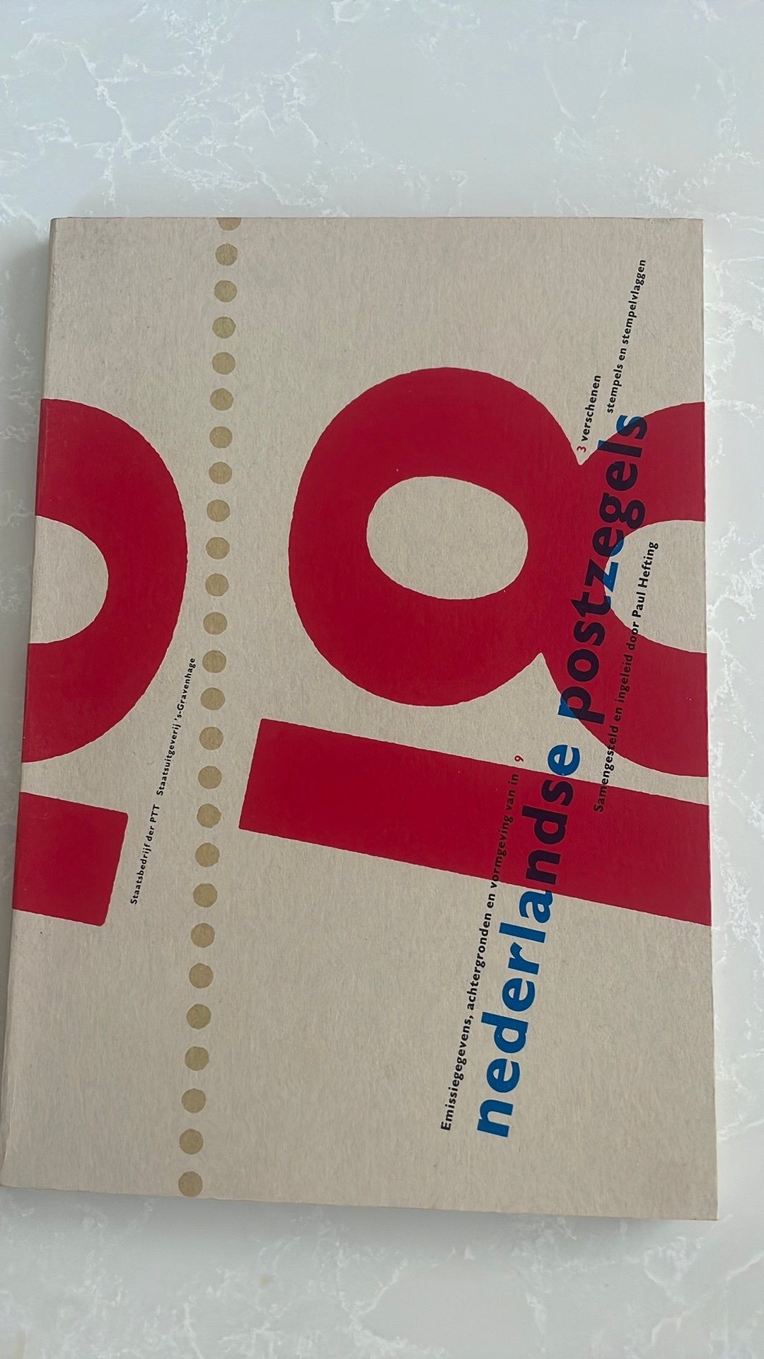 Boek: Nederlandse postzegels 1983, ontwerper Karel Martens, Ophalen of Verzenden, Zo goed als nieuw, Overige onderwerpen
