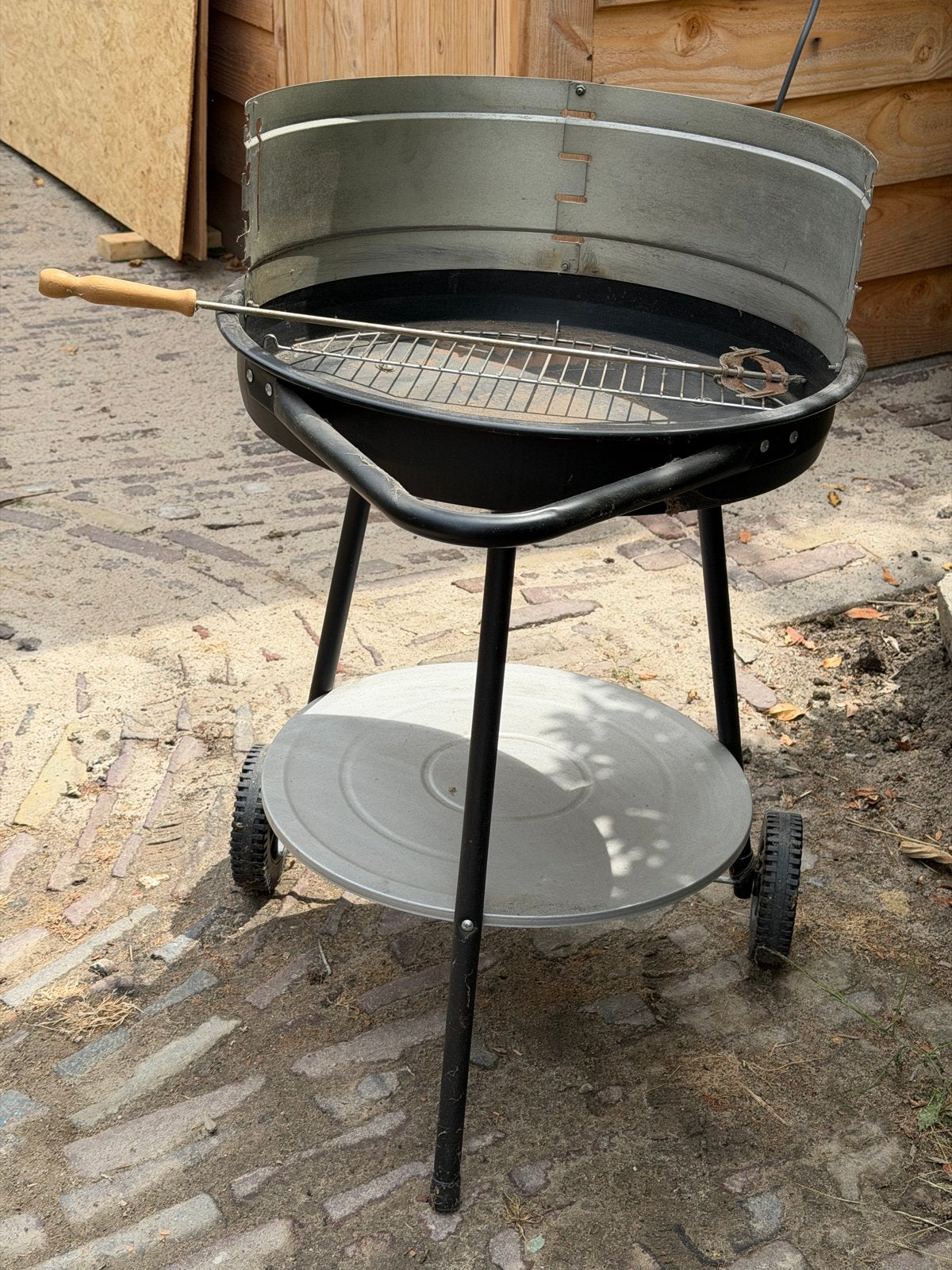 Barbecue op wielen met windscherm, Tuin en Terras, Ophalen, Gebruikt