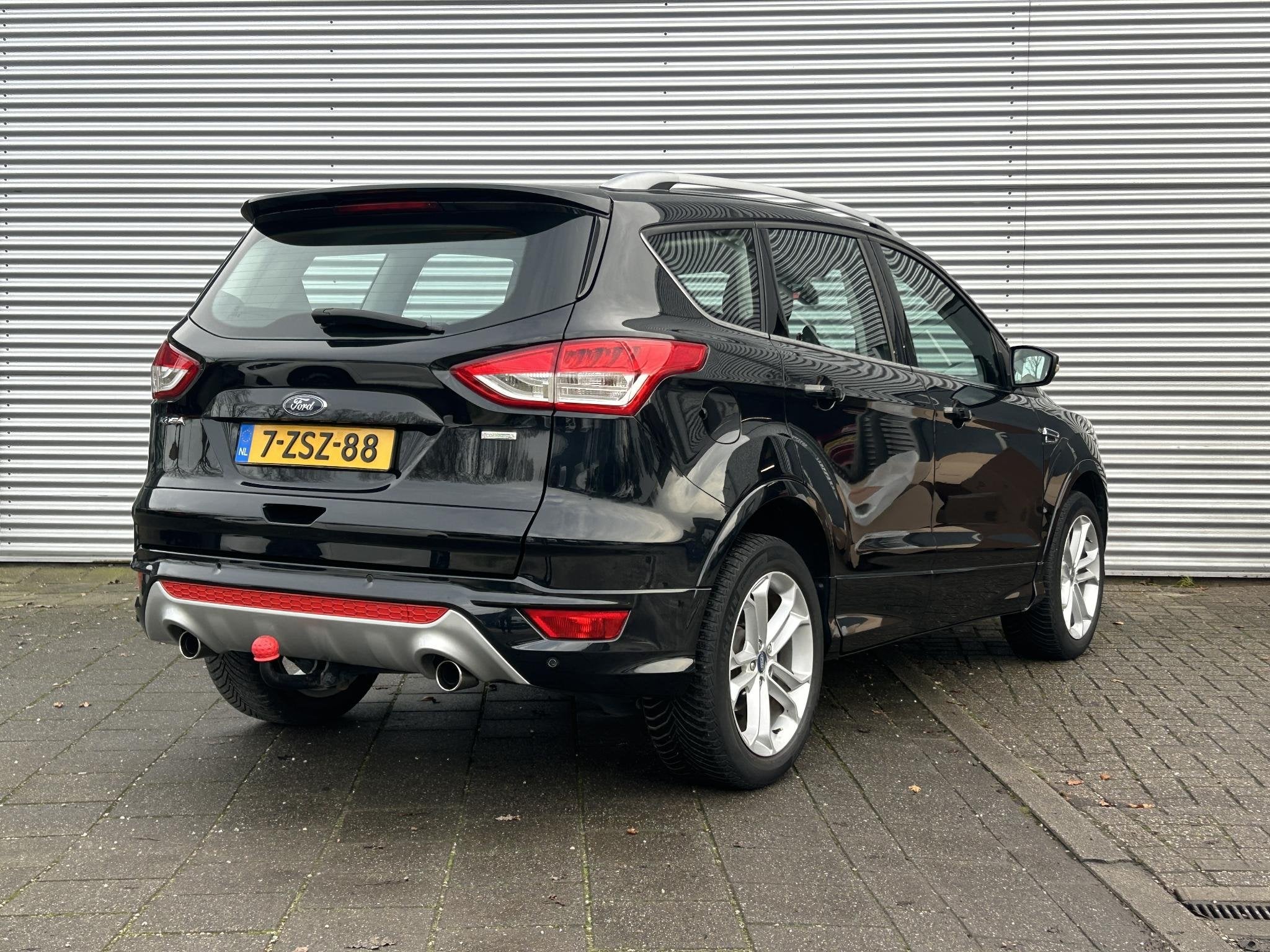 Ford Kuga 1.5 Titanium Plus | Trekhaak | Stoelverwarming |, Auto's, Ford, Euro 6, 4 cilinders, Leder en Stof, Zwart