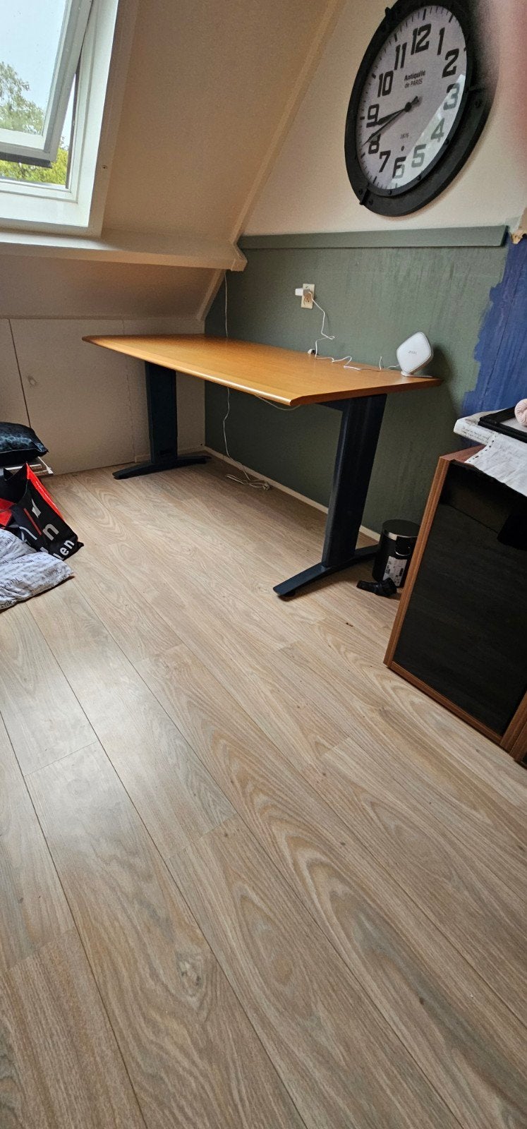 Mooi bureau met stekkerdoos, Ophalen