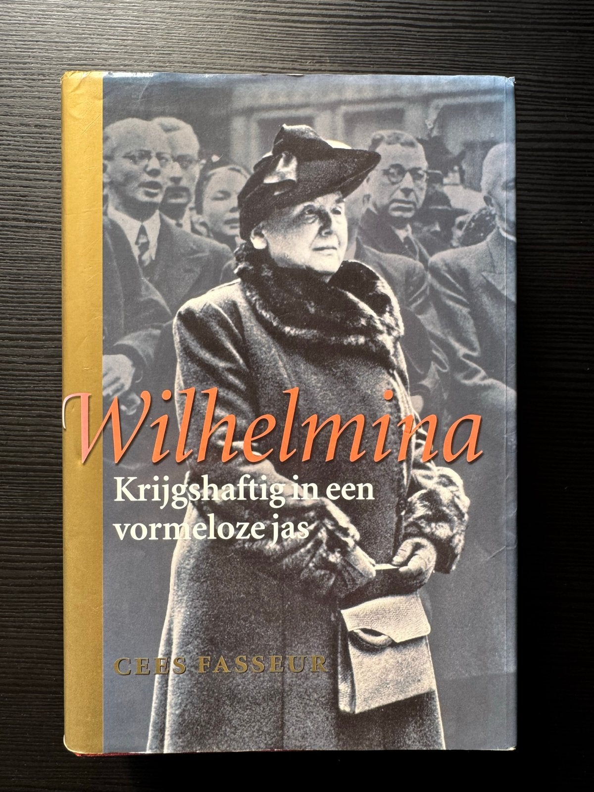 Wilhelmina: Krijgschaftig in een vormeloze jas - Cees Fasseu, Ophalen of Verzenden, Gelezen, Politiek