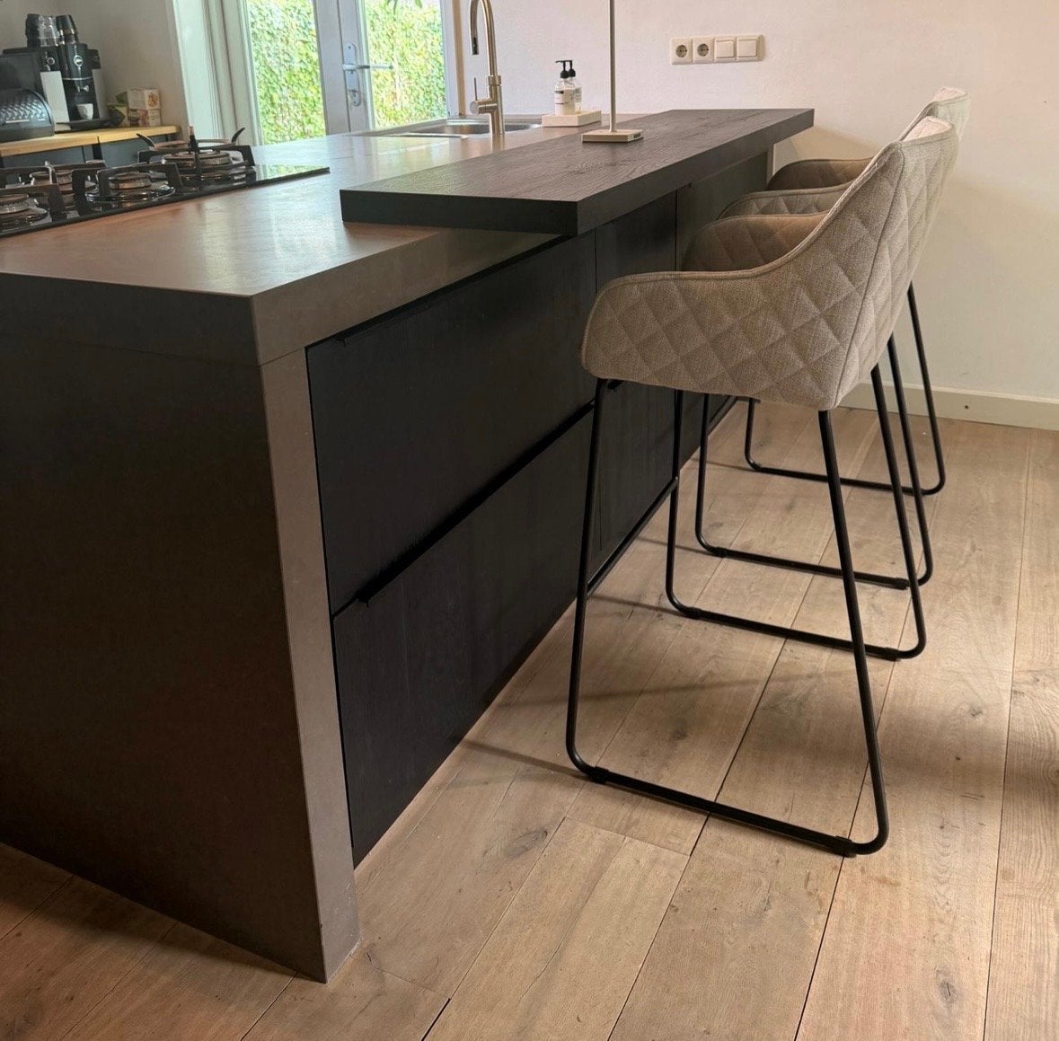 Moderne zwarte keuken met eiland en inbouwapparatuur, Ophalen, Zwart, Overige typen, Zo goed als nieuw