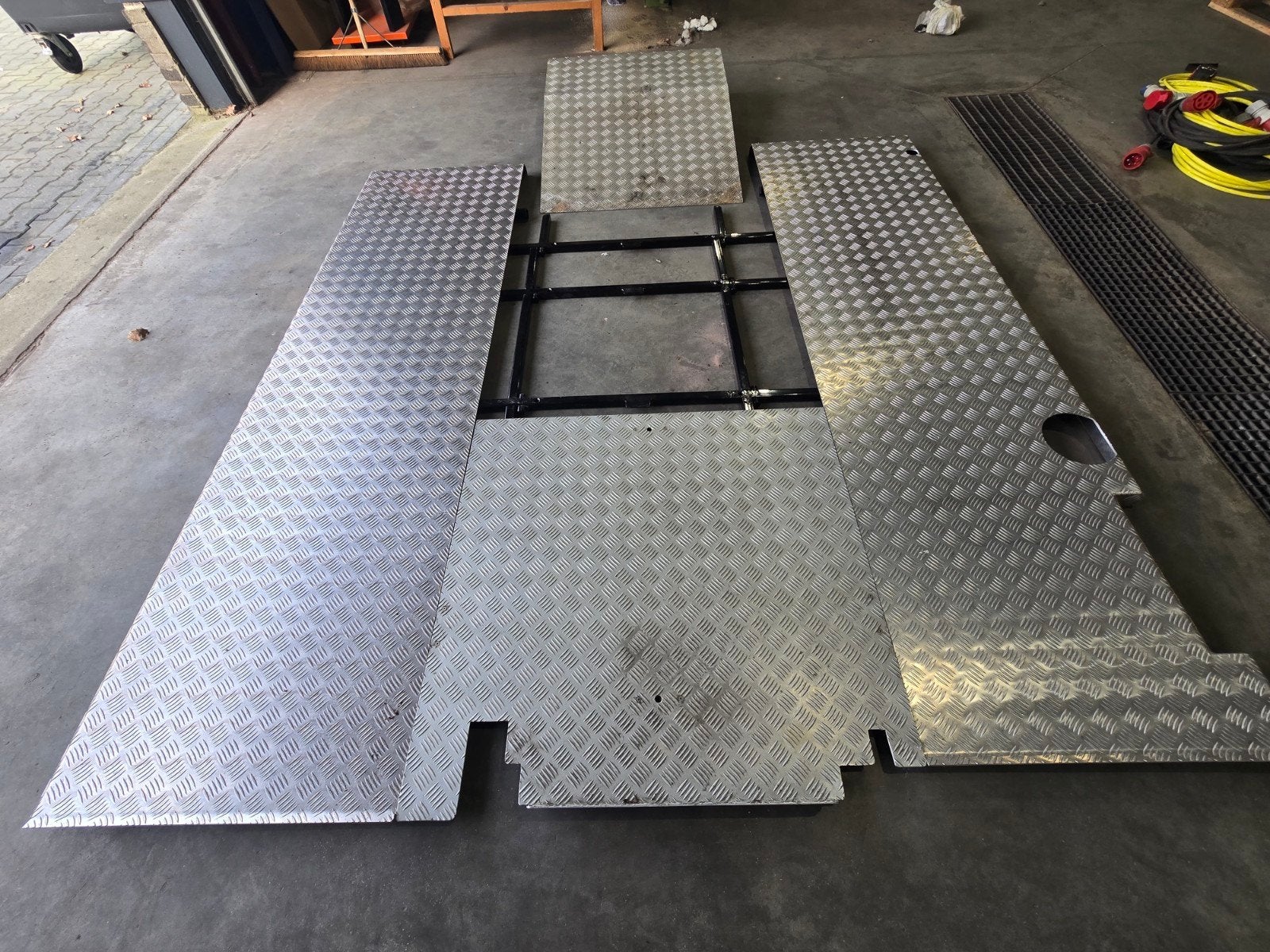 Aluminium Tranenplaat Vlonder met Onderstel voor Vrachtwagen, Ophalen, Gebruikt, Voor, Volvo