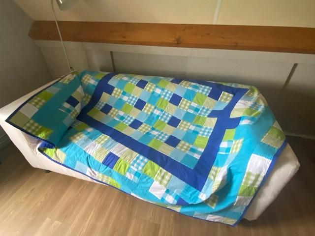Handgemaakte quilt/ sprei voor peuterbed, Verzenden, Overige typen, Zo goed als nieuw, Overige kleuren