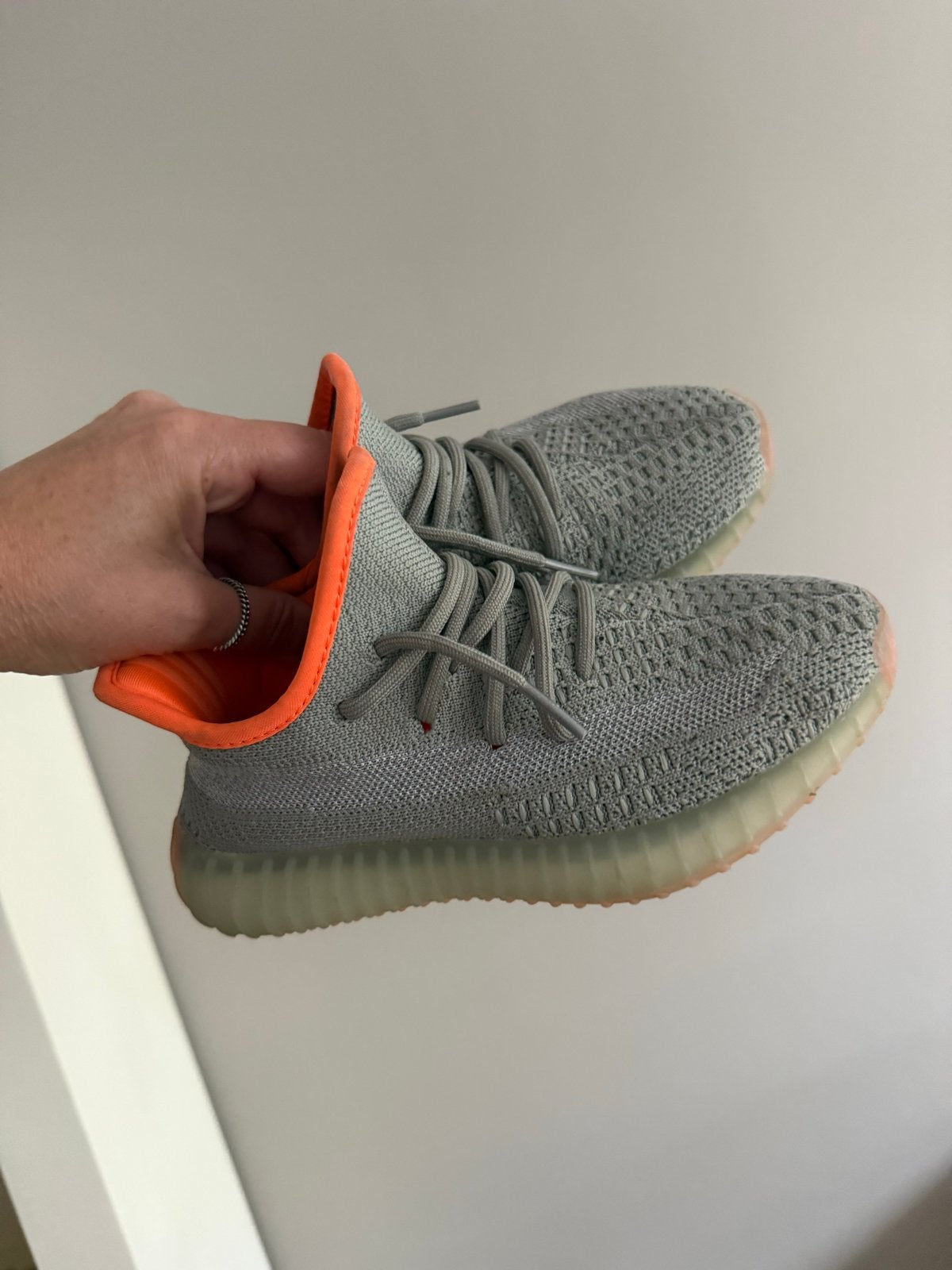 Adidas Yeezy Boost 350 V2 - Grijs met Oranje accenten, Ophalen of Verzenden, Gedragen, Grijs, Sneakers of Gympen